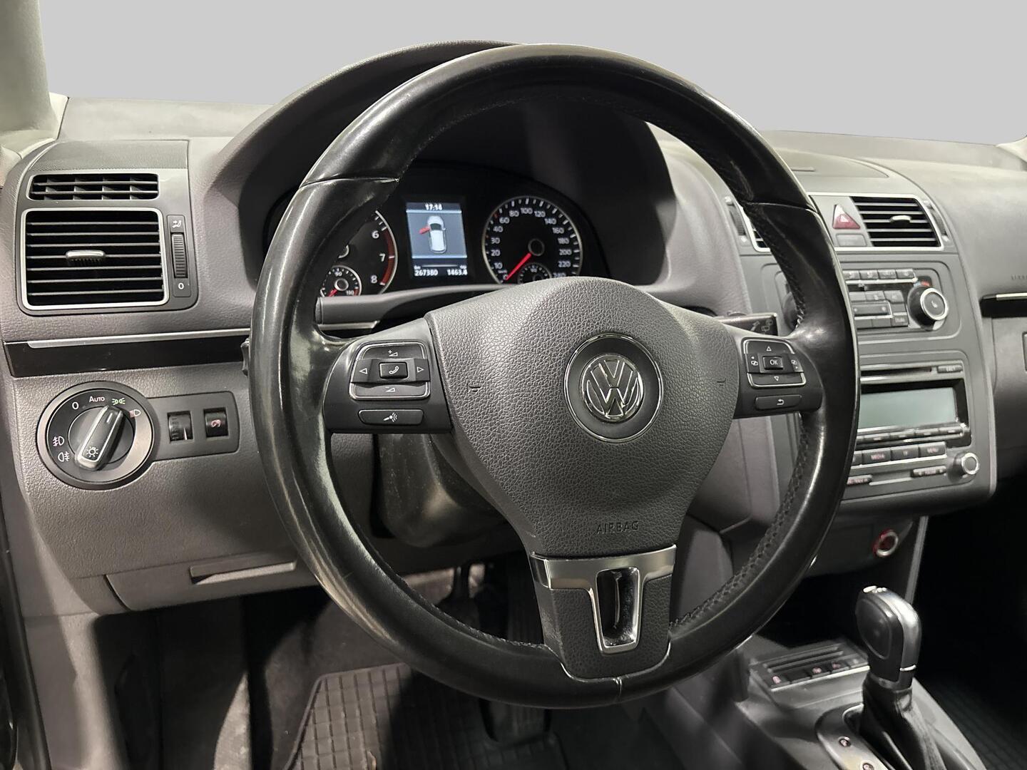 VOLKSWAGEN Touran 2011
