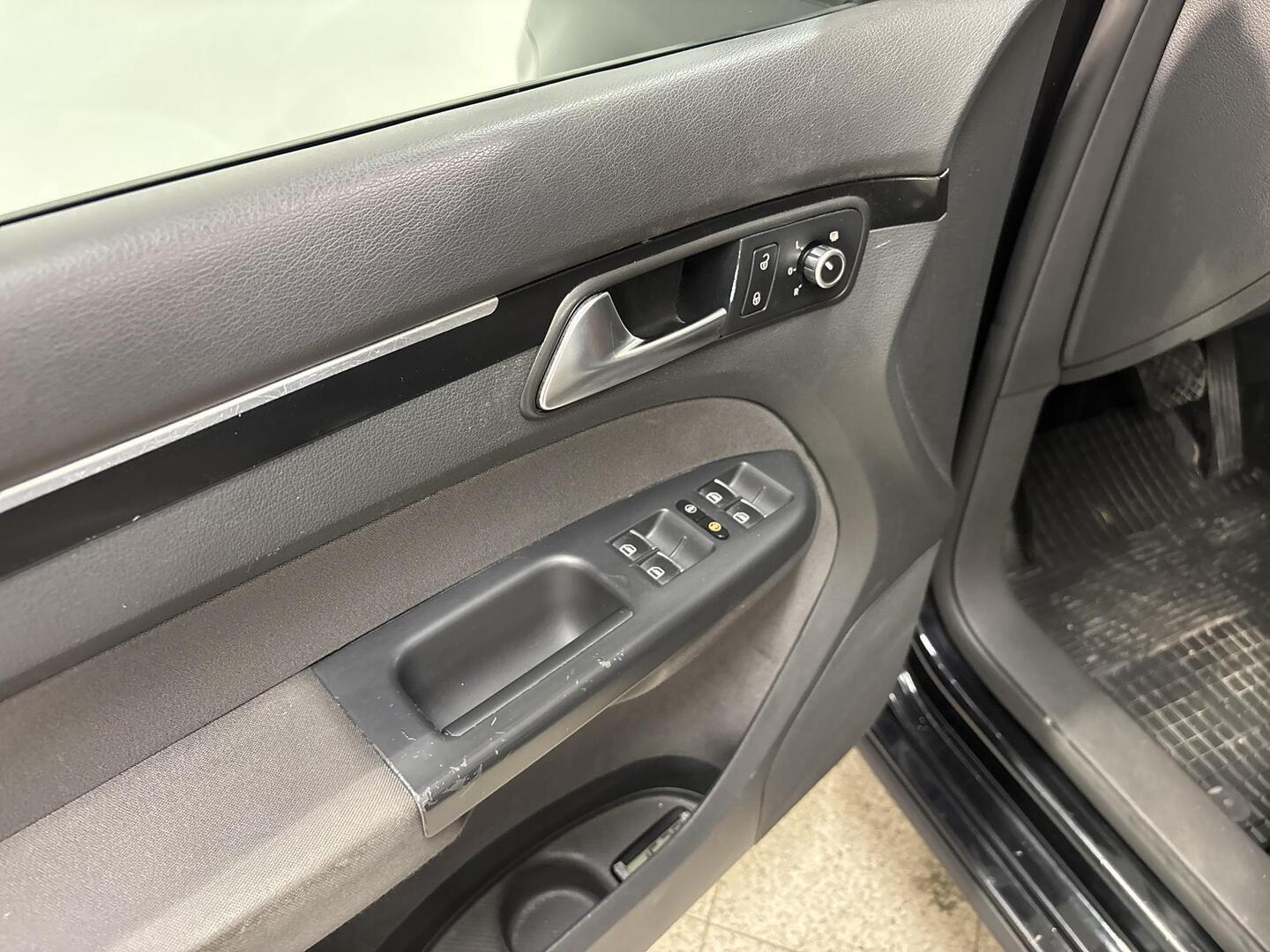 VOLKSWAGEN Touran 2011