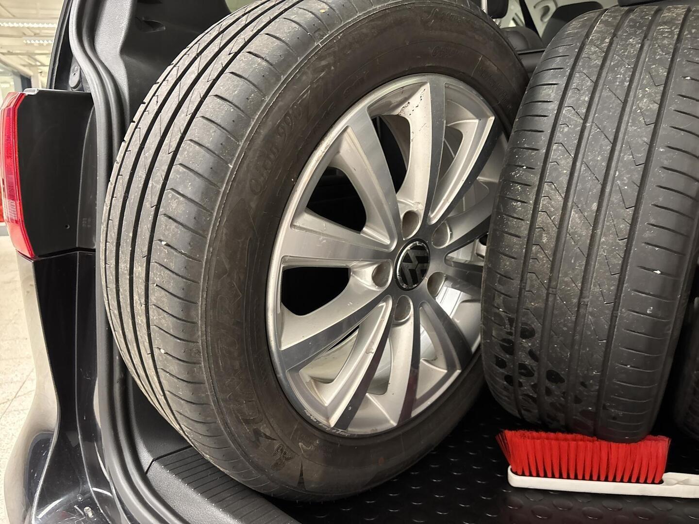 VOLKSWAGEN Touran 2011