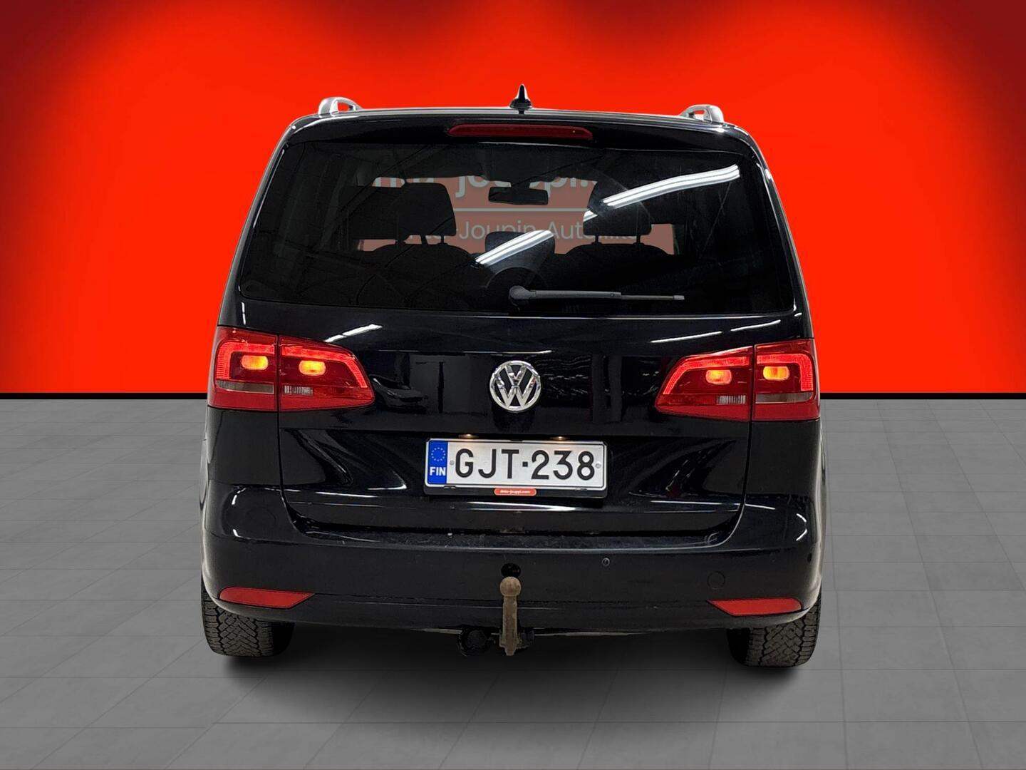 VOLKSWAGEN Touran 2011