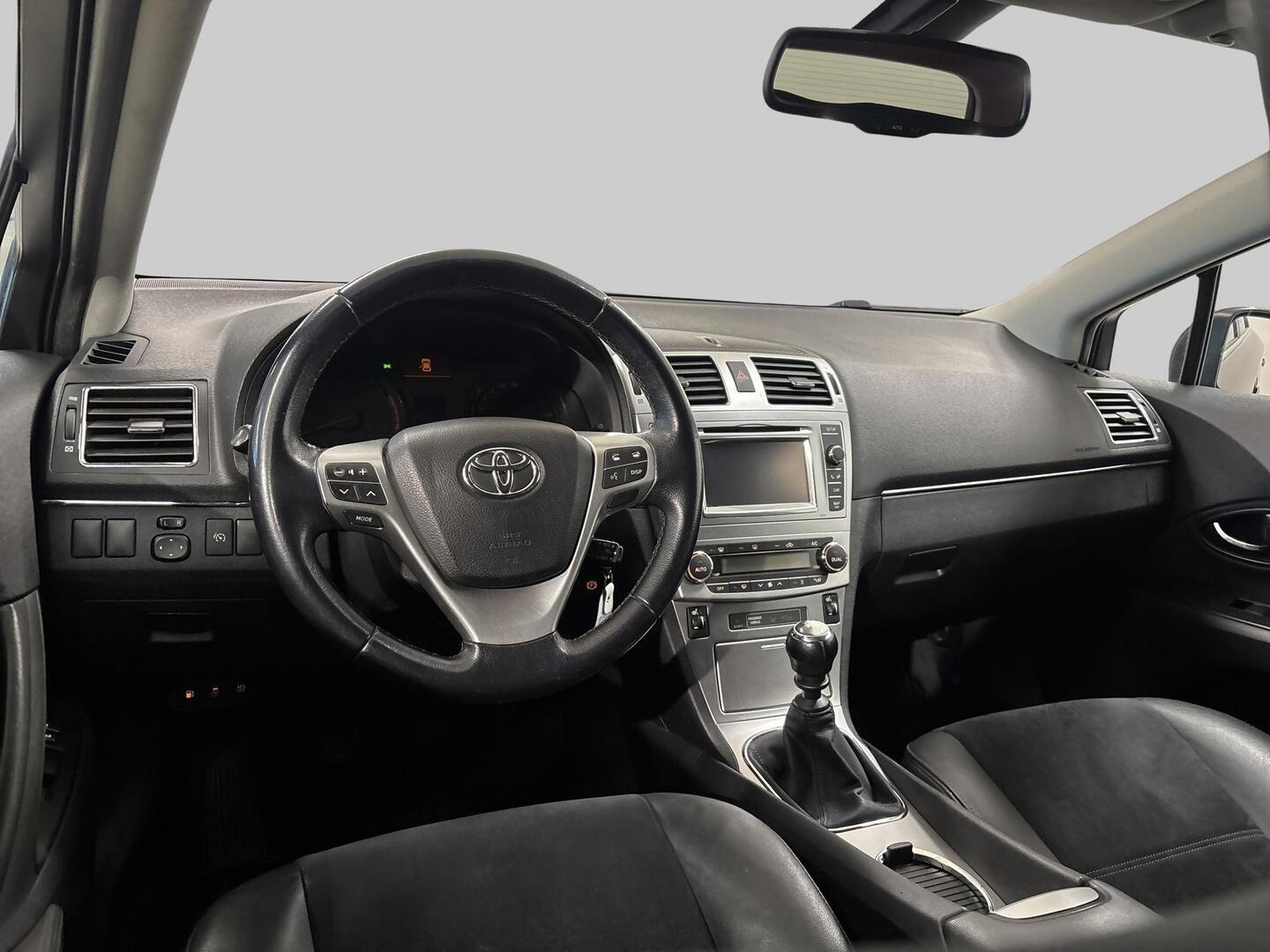TOYOTA Avensis 2013