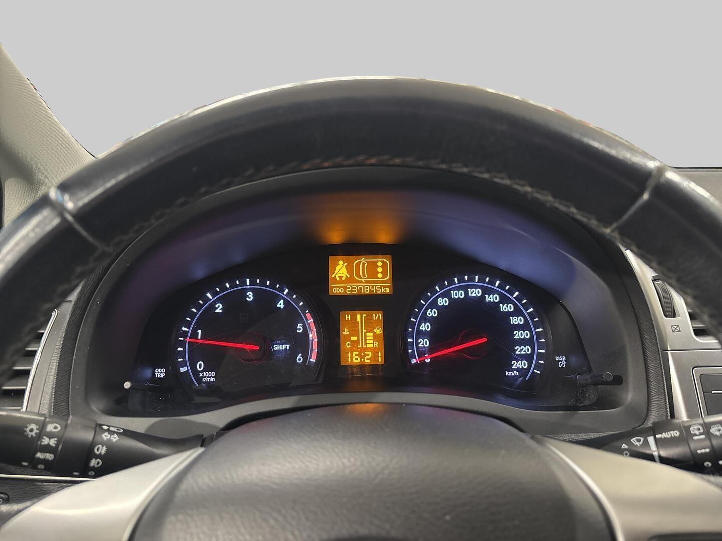 TOYOTA Avensis 2013
