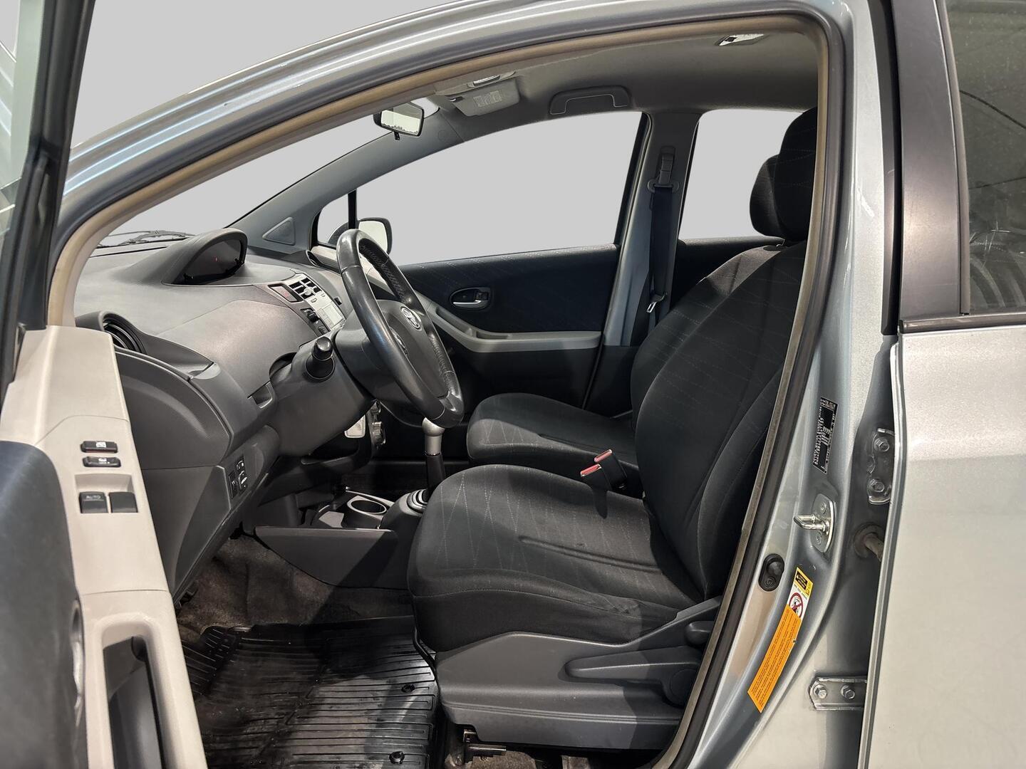 TOYOTA Yaris 2009