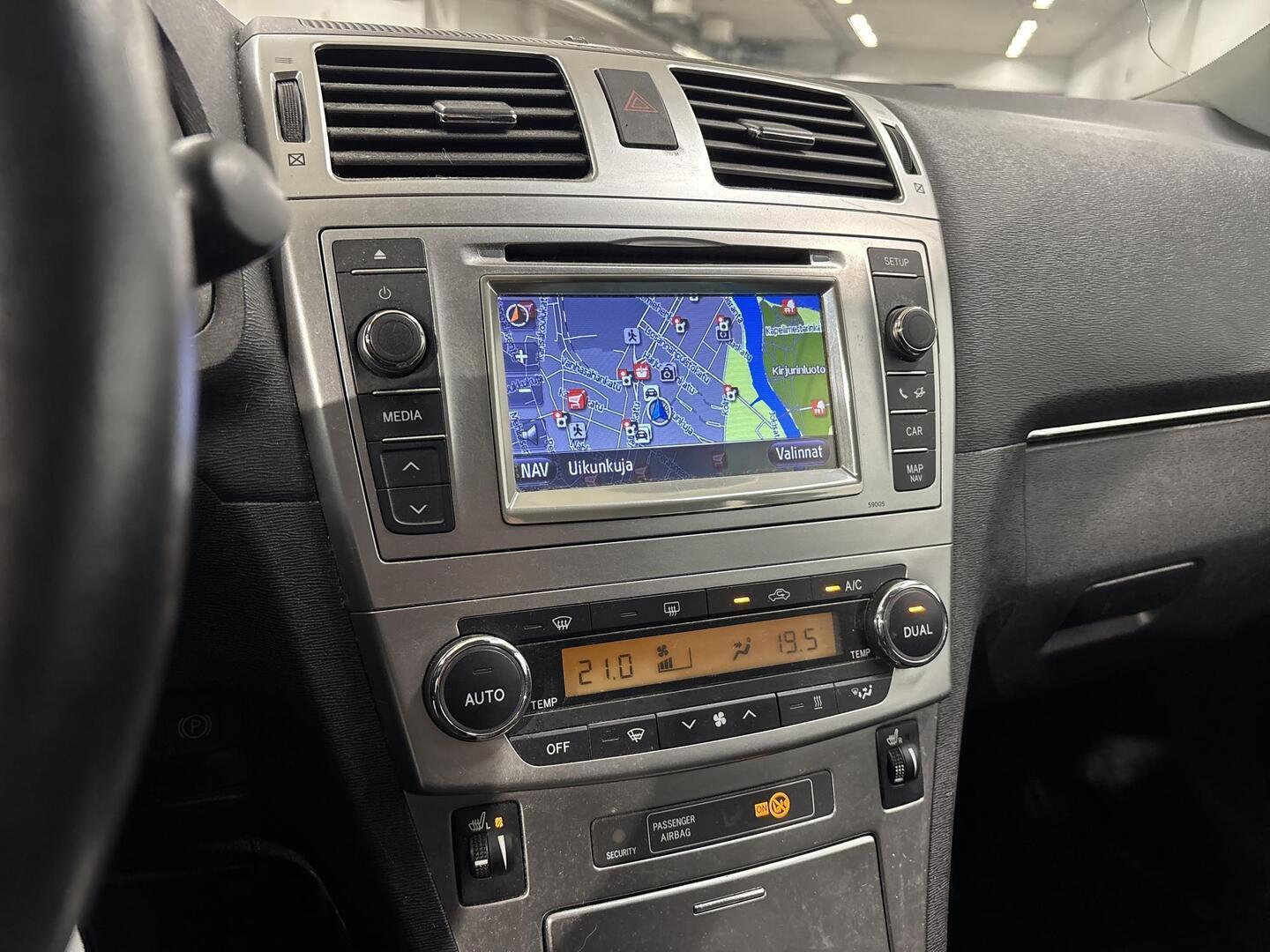 TOYOTA Avensis 2012