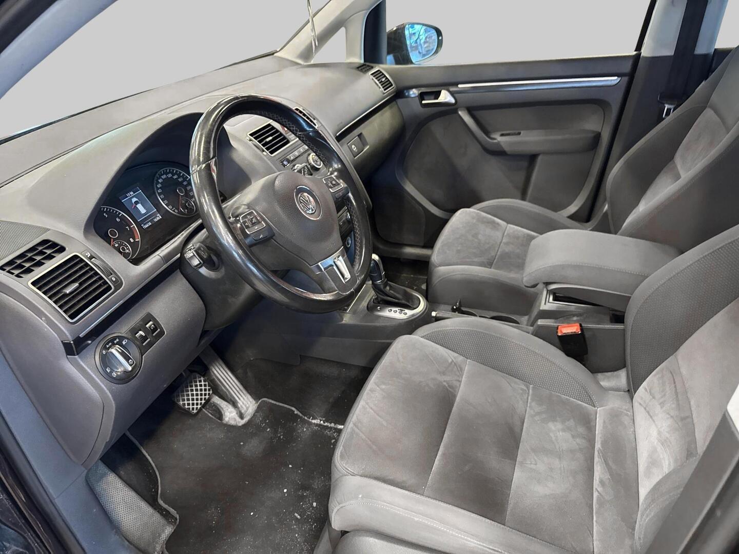 VOLKSWAGEN Touran 2013