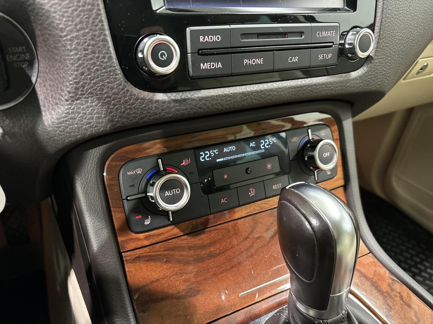 VOLKSWAGEN Touareg 2011