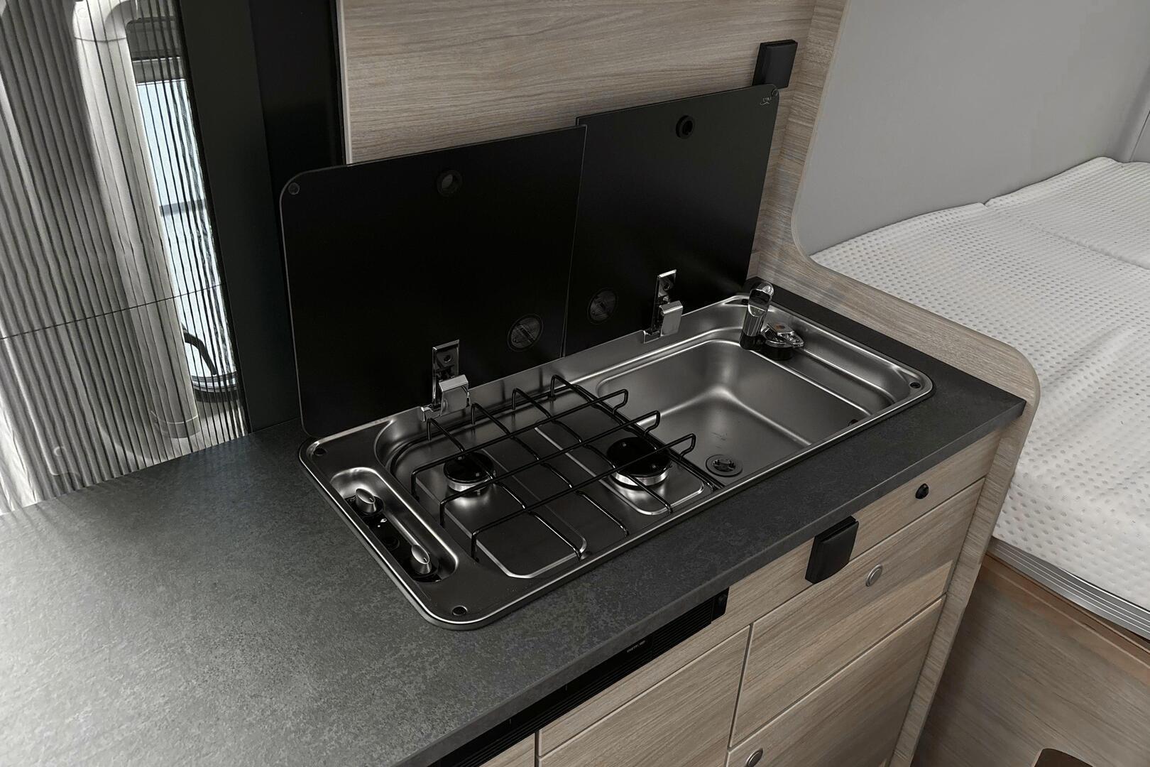 ROADCAR VAN R 600 2024