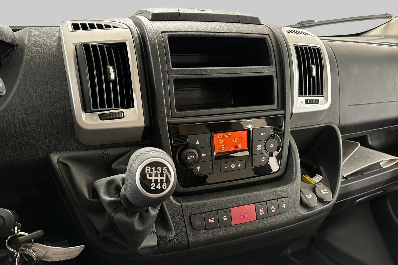 ROADCAR VAN R 600 2024