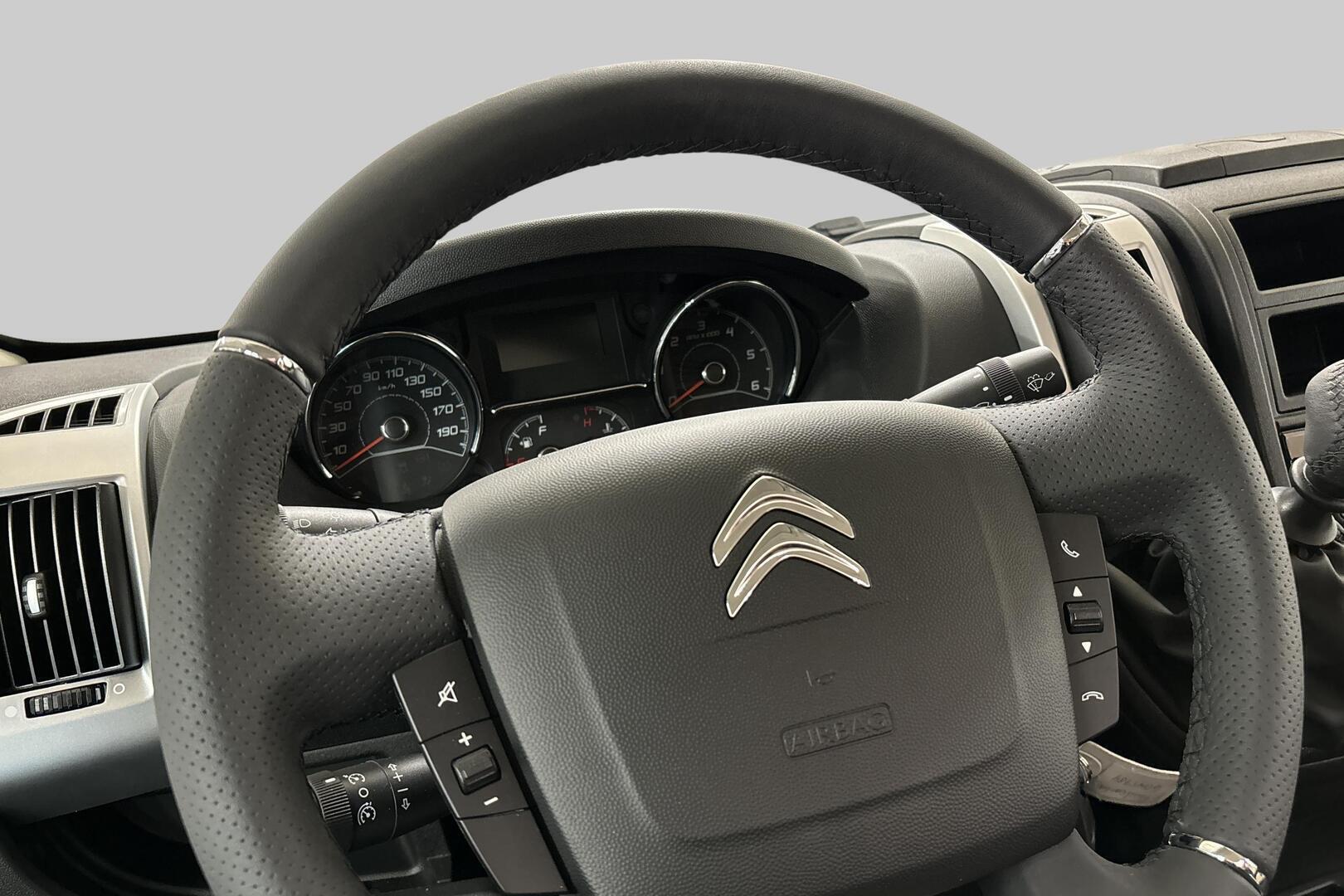 ROADCAR VAN R 600 2024