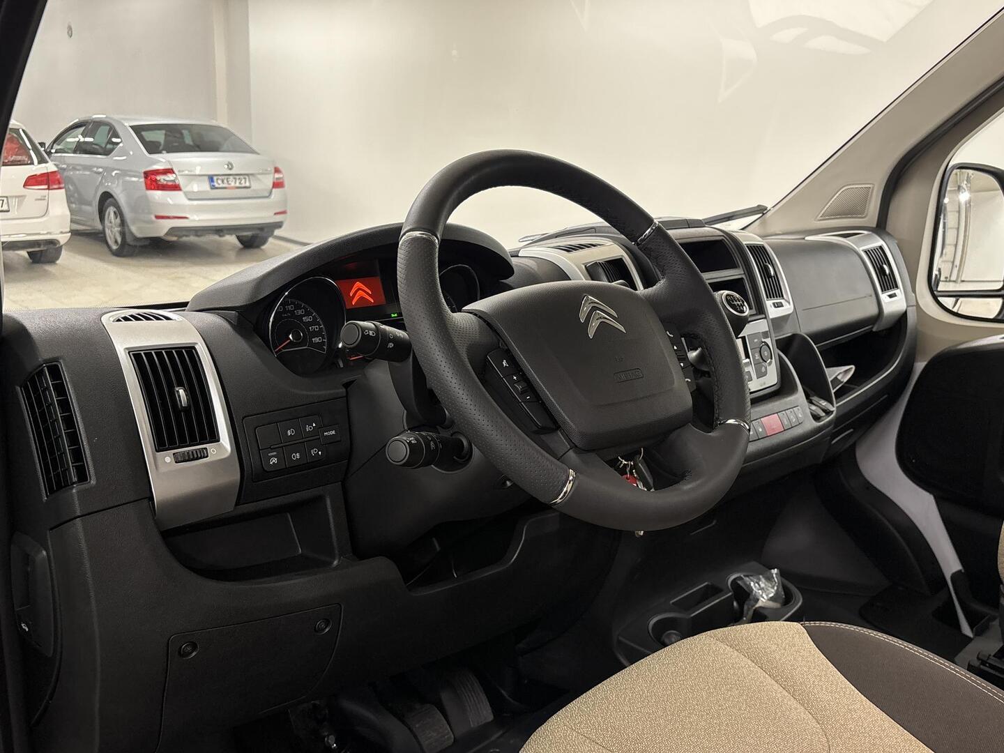 ROADCAR VAN R 600 2024