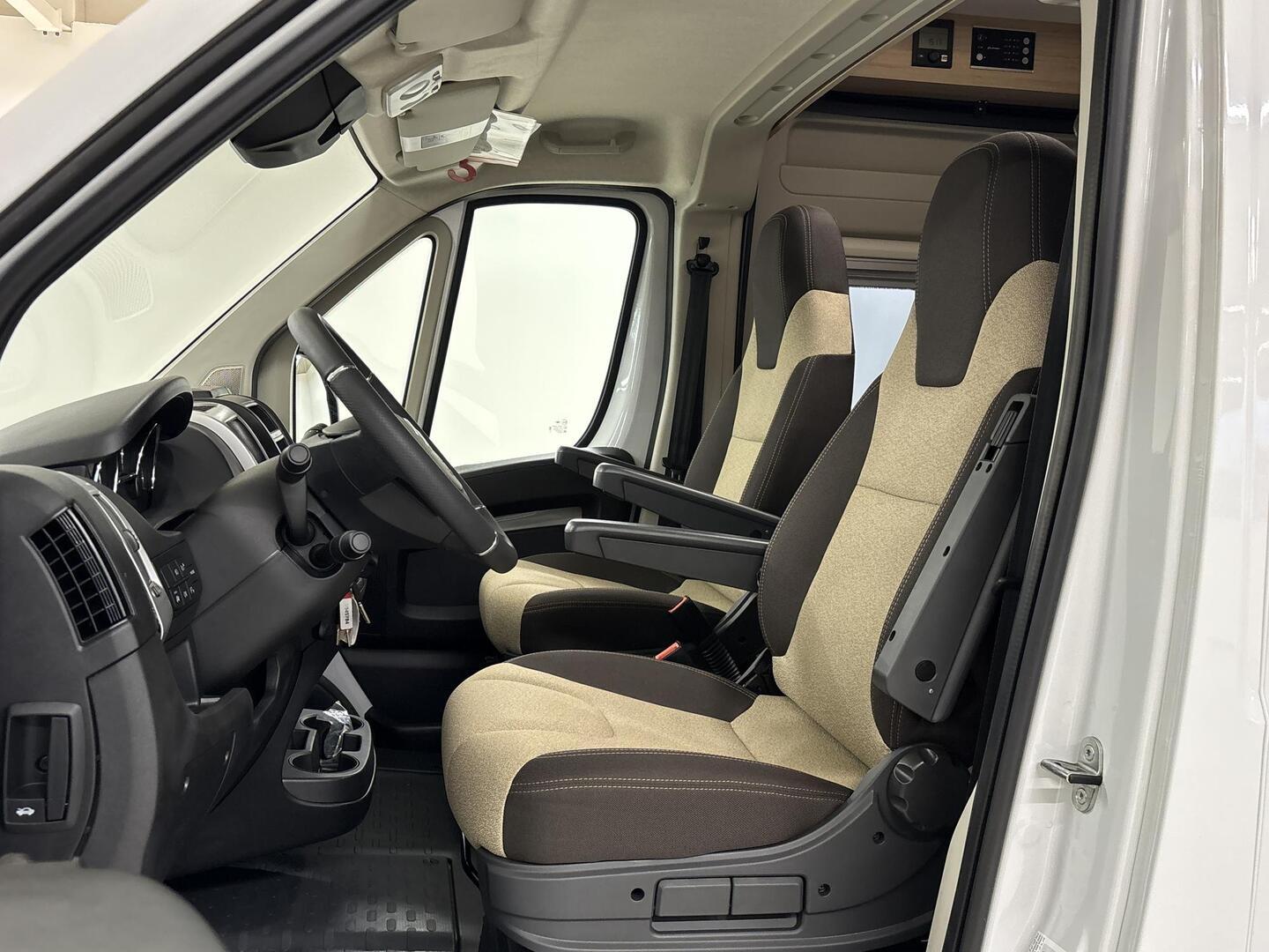 ROADCAR VAN R 600 2024