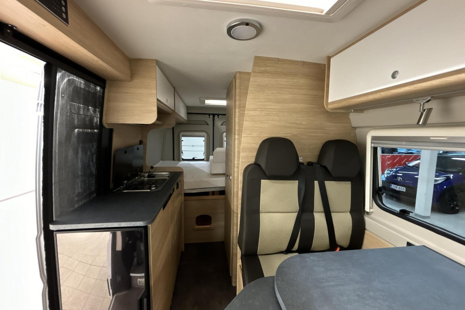 ROADCAR VAN R 600 2024