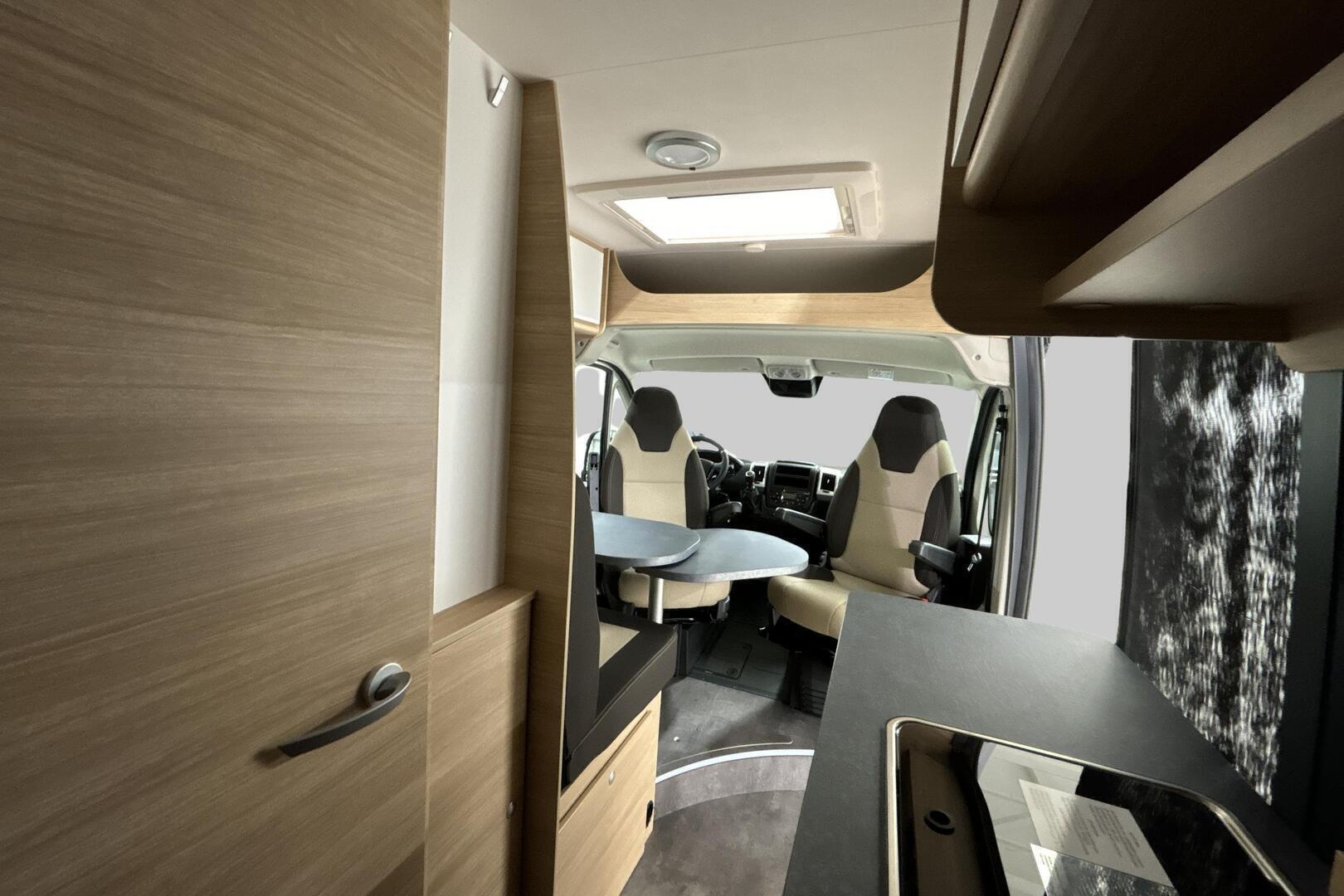 ROADCAR VAN R 600 2024