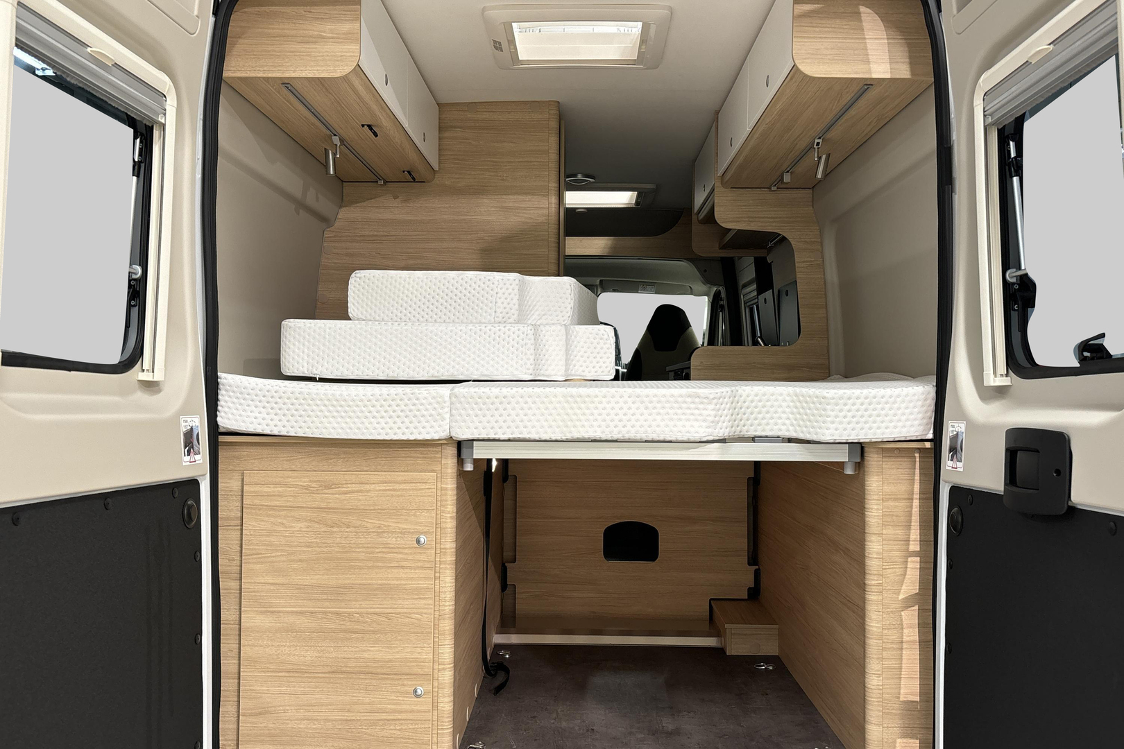 ROADCAR VAN R 600 2024