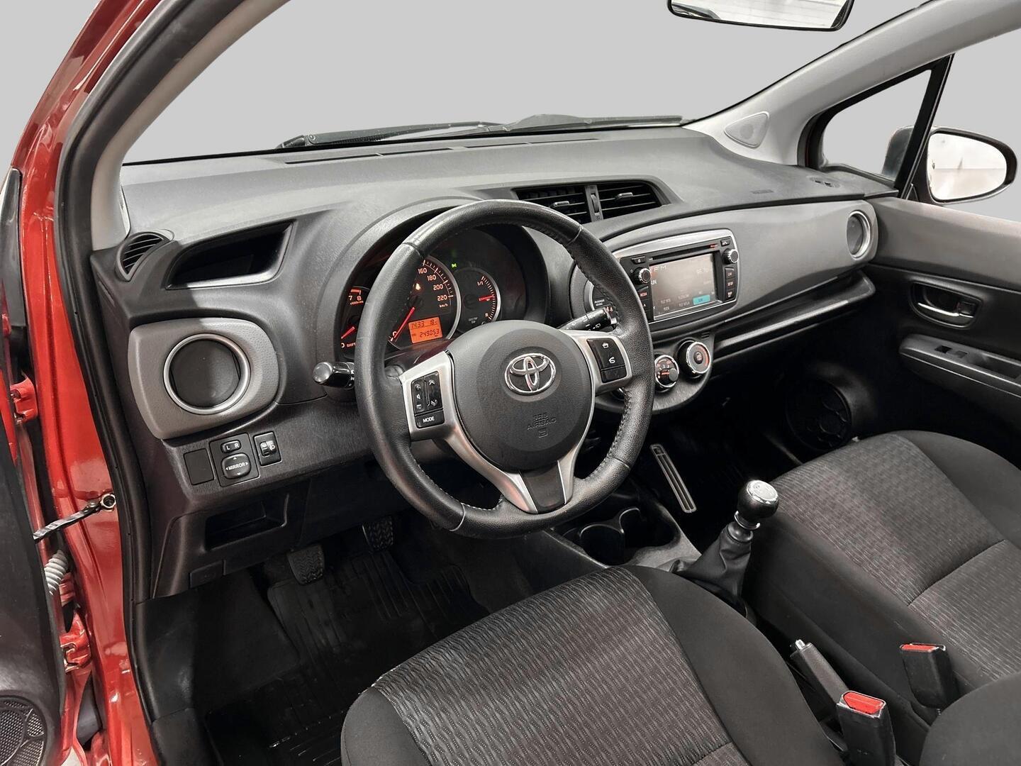 TOYOTA Yaris 2013