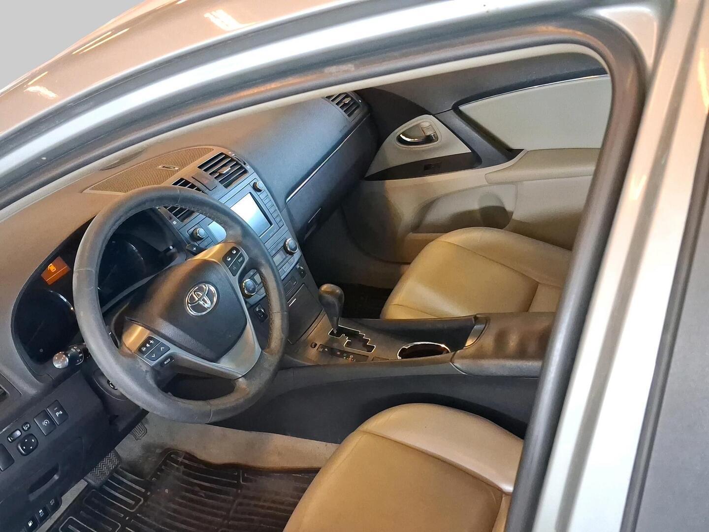 TOYOTA Avensis 2010