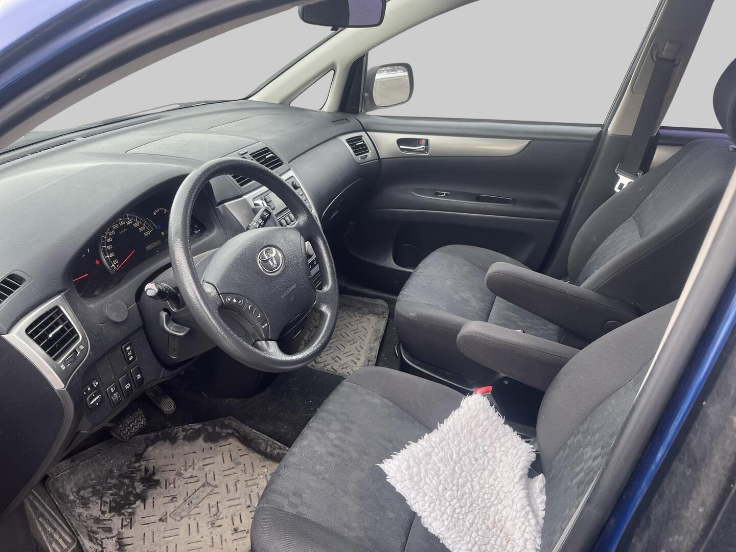 TOYOTA Avensis Verso 2004