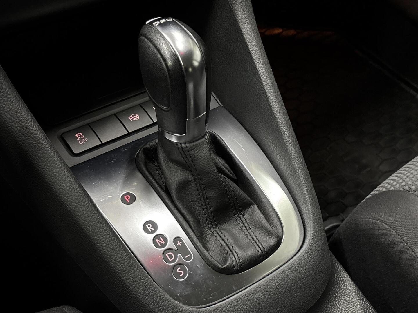 VOLKSWAGEN Golf 2012