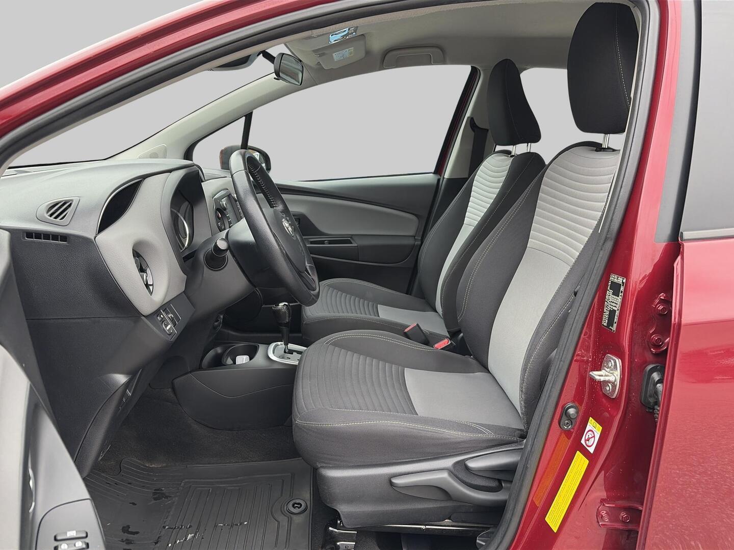 TOYOTA Yaris 2017