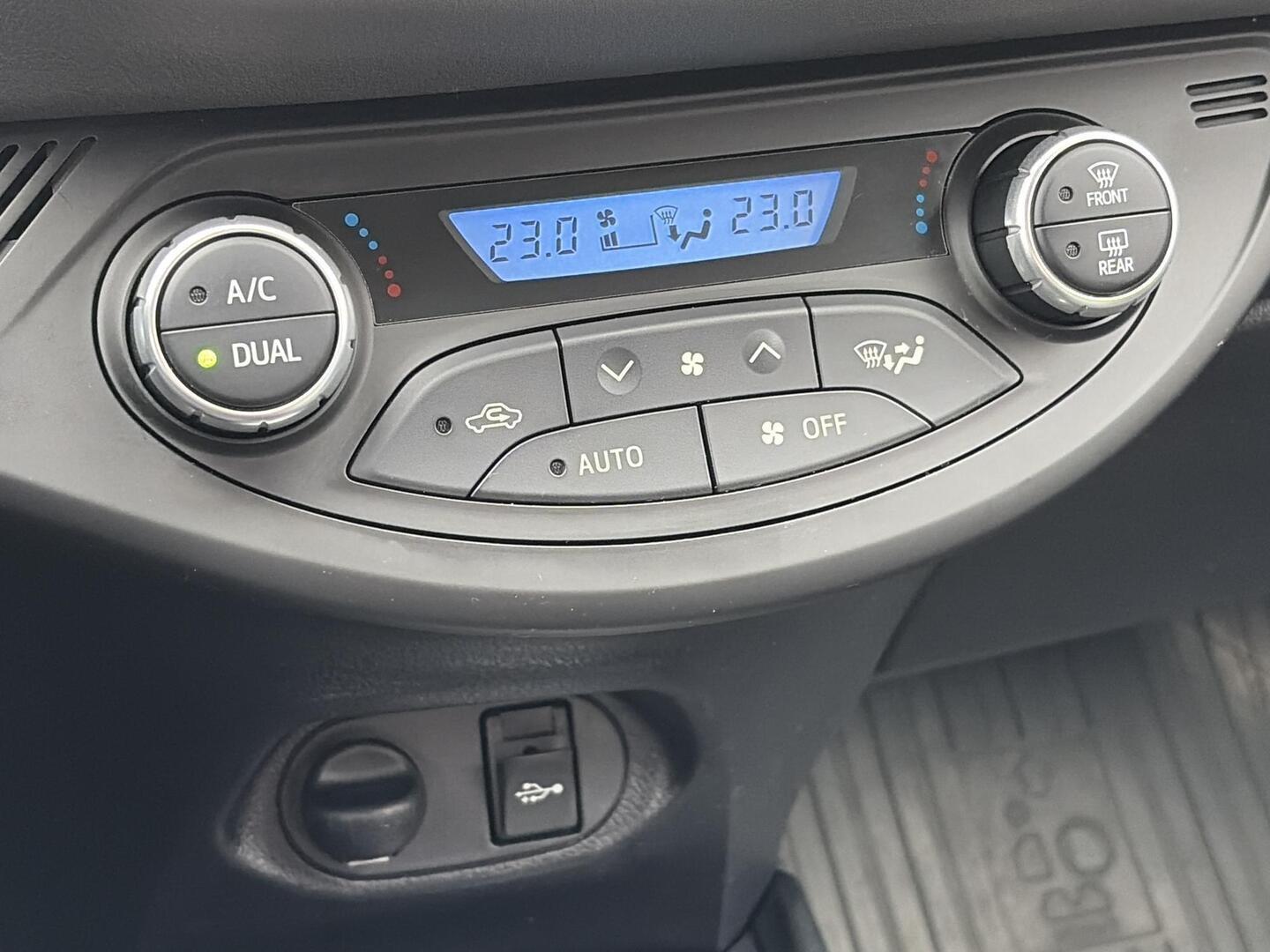 TOYOTA Yaris 2017