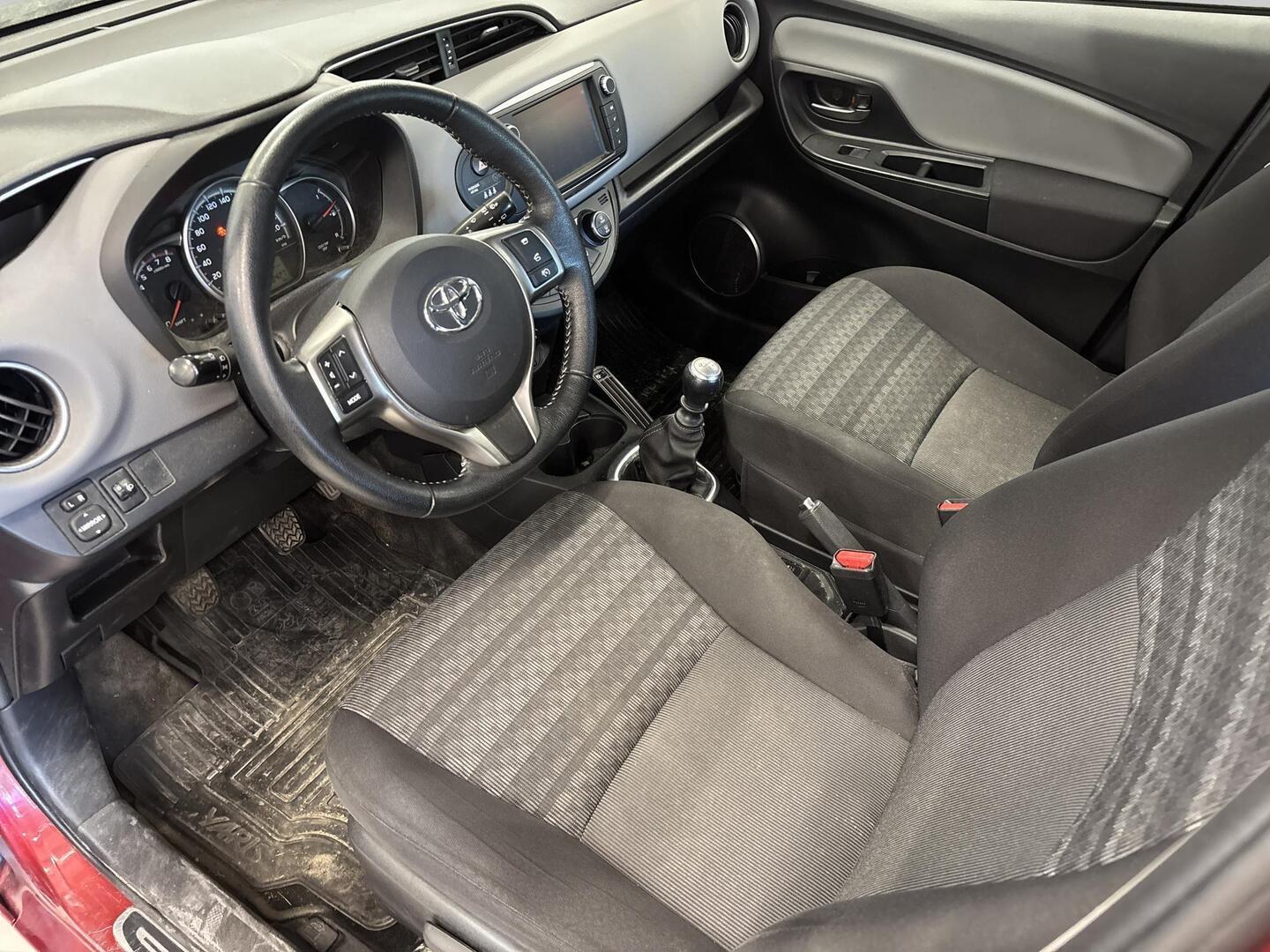 TOYOTA Yaris 2016