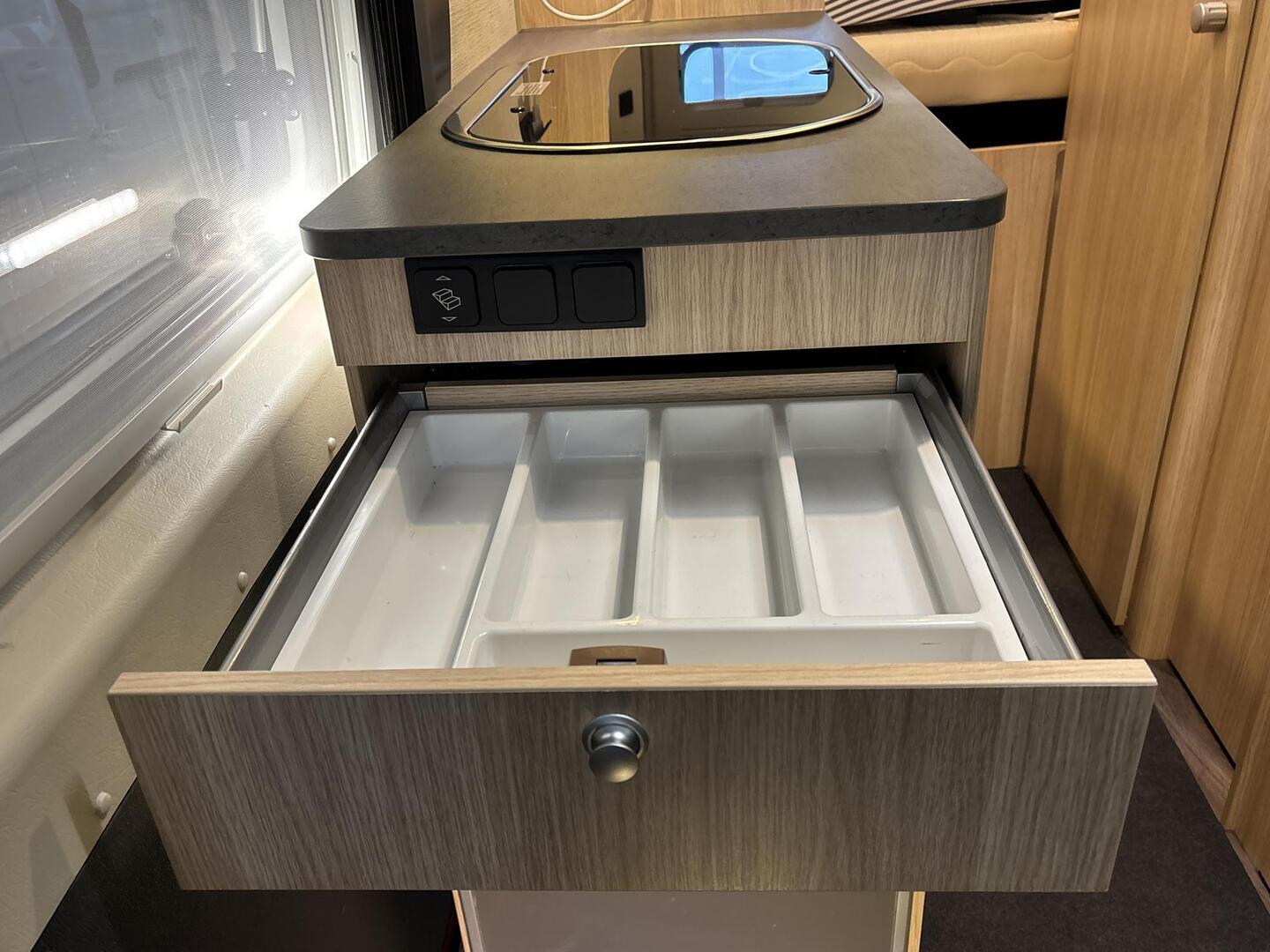 ROADCAR VAN R 600 2019