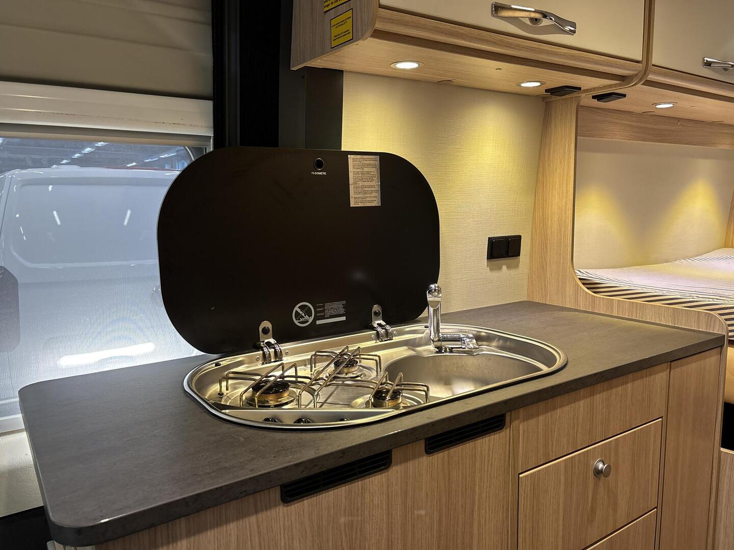 ROADCAR VAN R 600 2019