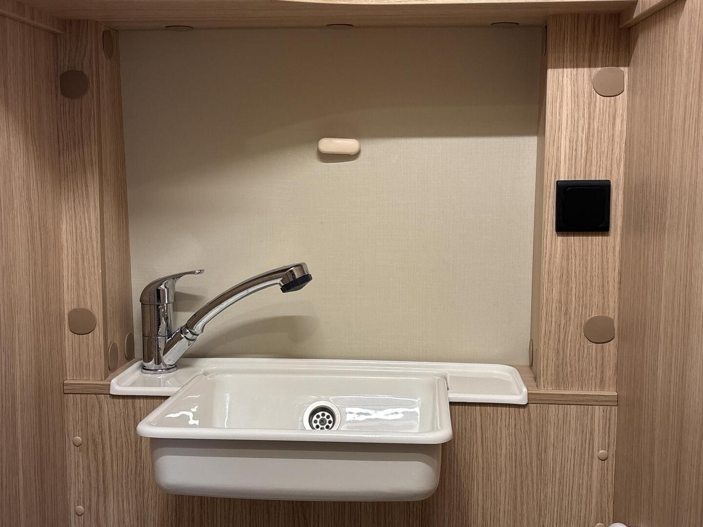 ROADCAR VAN R 600 2019