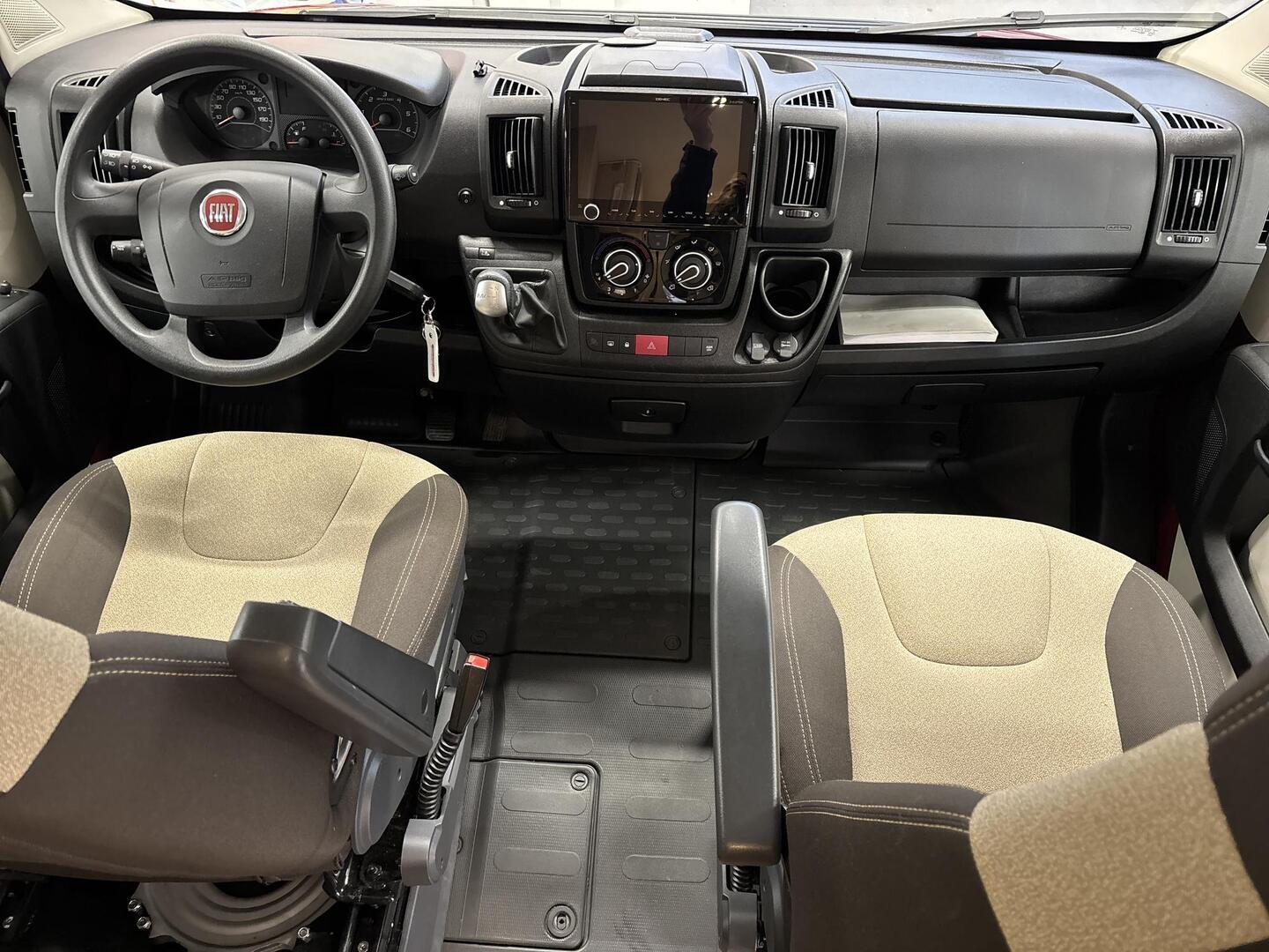 ROADCAR VAN R 600 2019