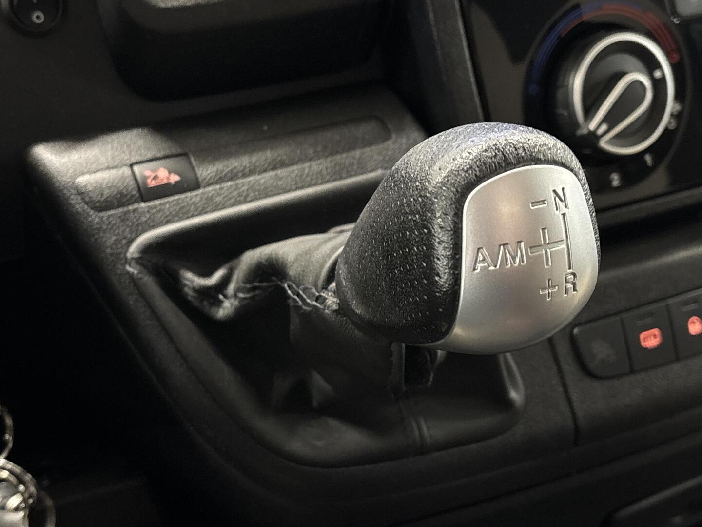 ROADCAR VAN R 600 2019