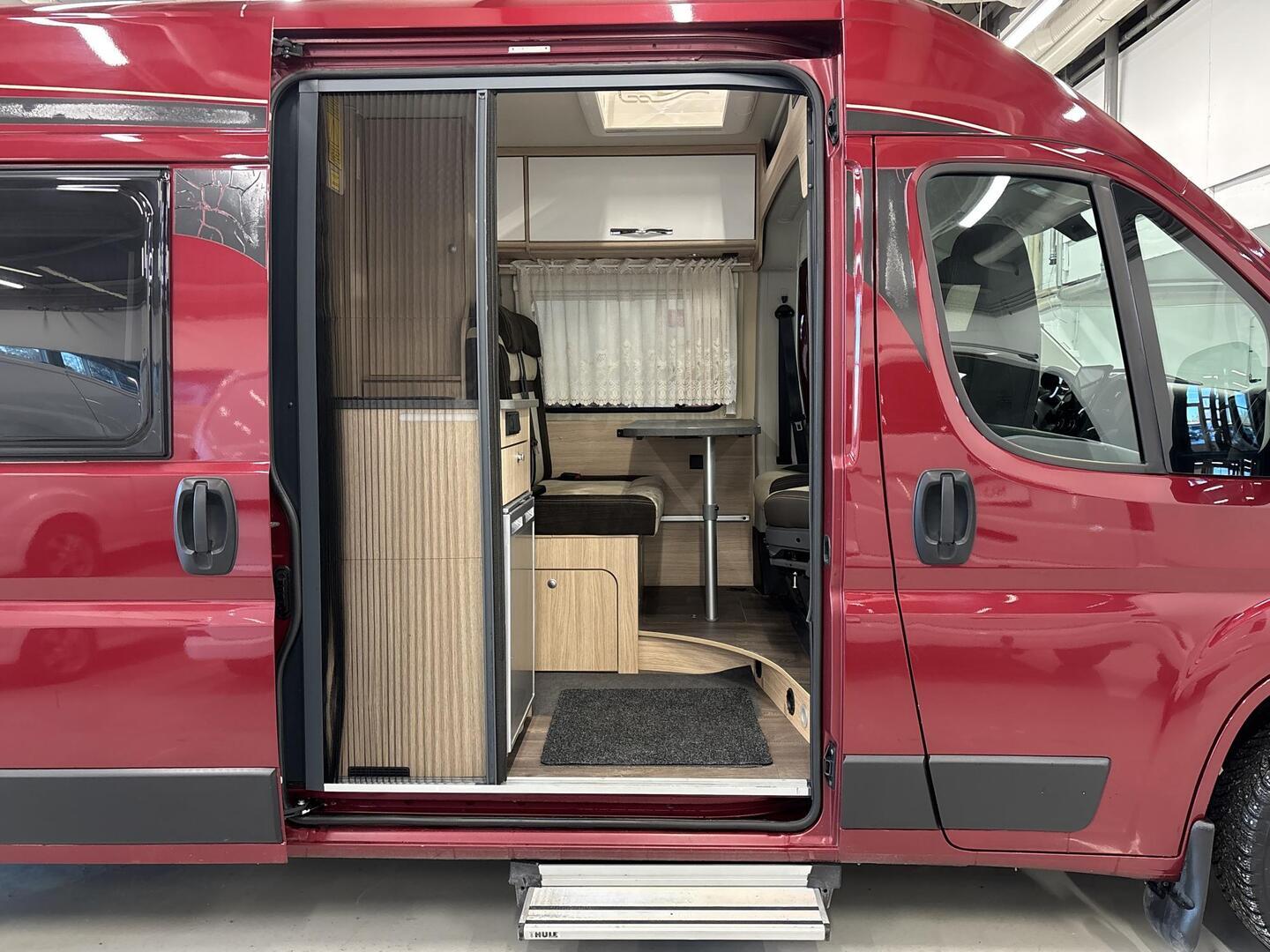 ROADCAR VAN R 600 2019