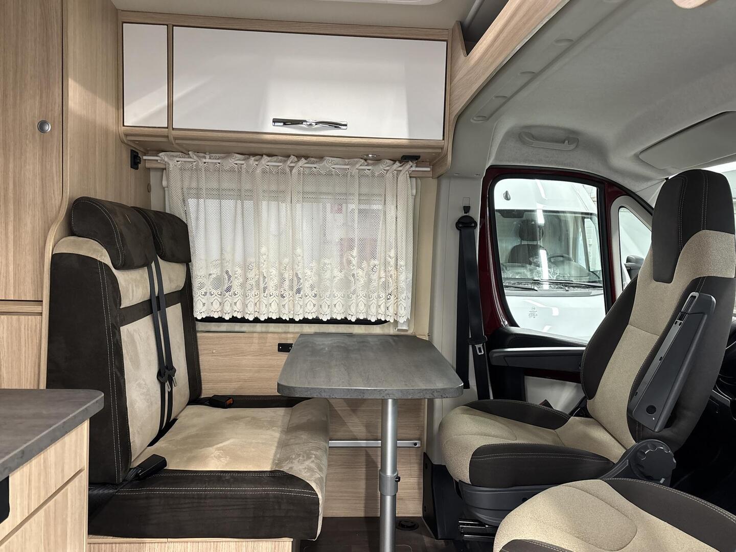 ROADCAR VAN R 600 2019