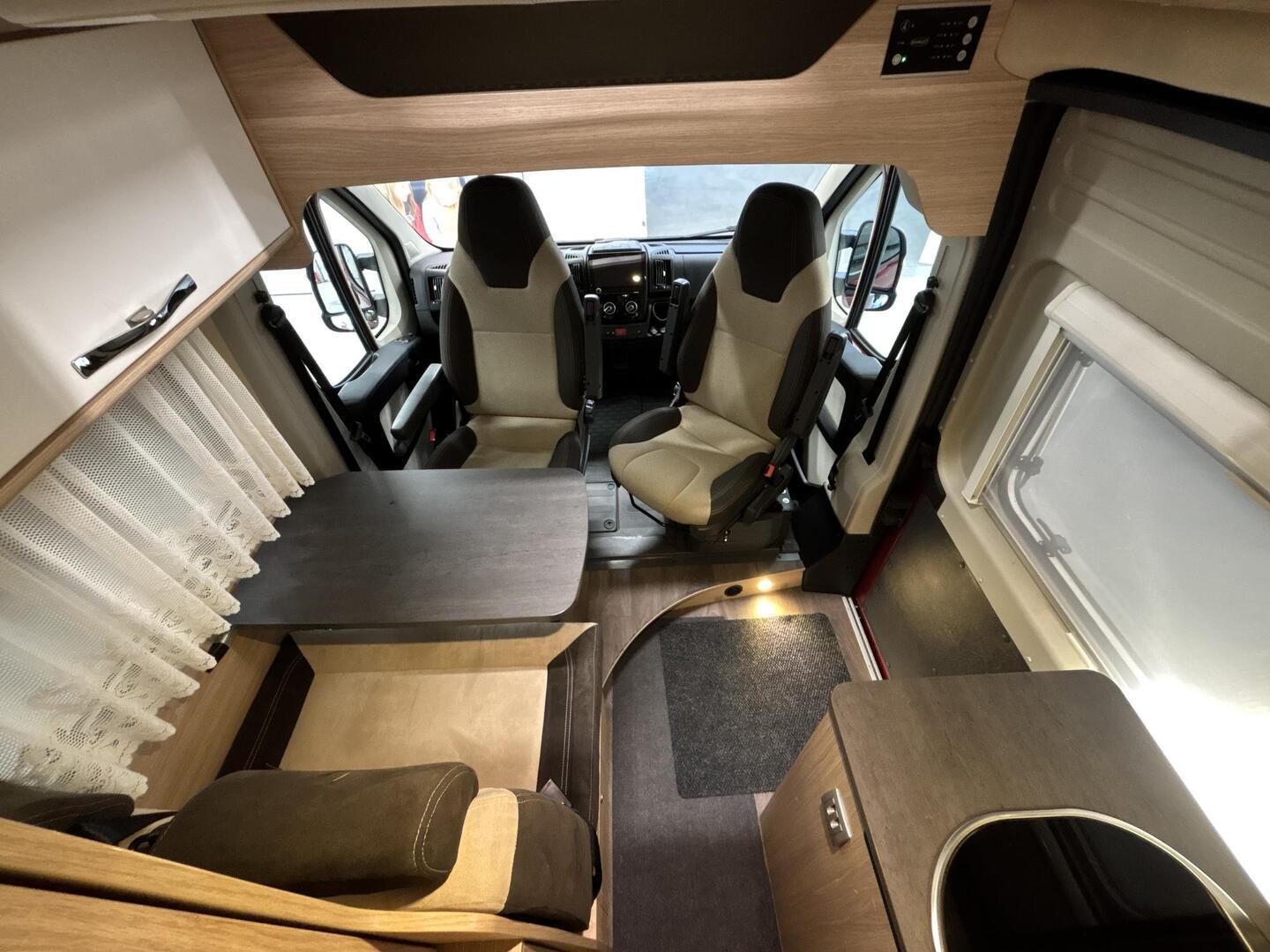 ROADCAR VAN R 600 2019