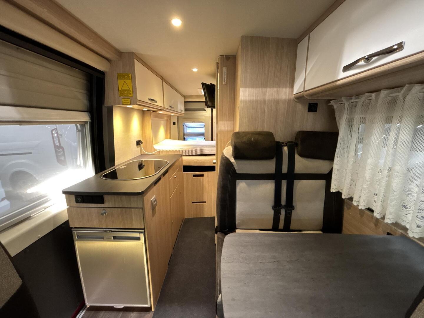 ROADCAR VAN R 600 2019