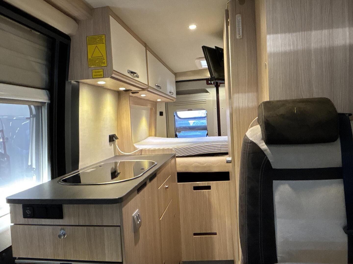 ROADCAR VAN R 600 2019