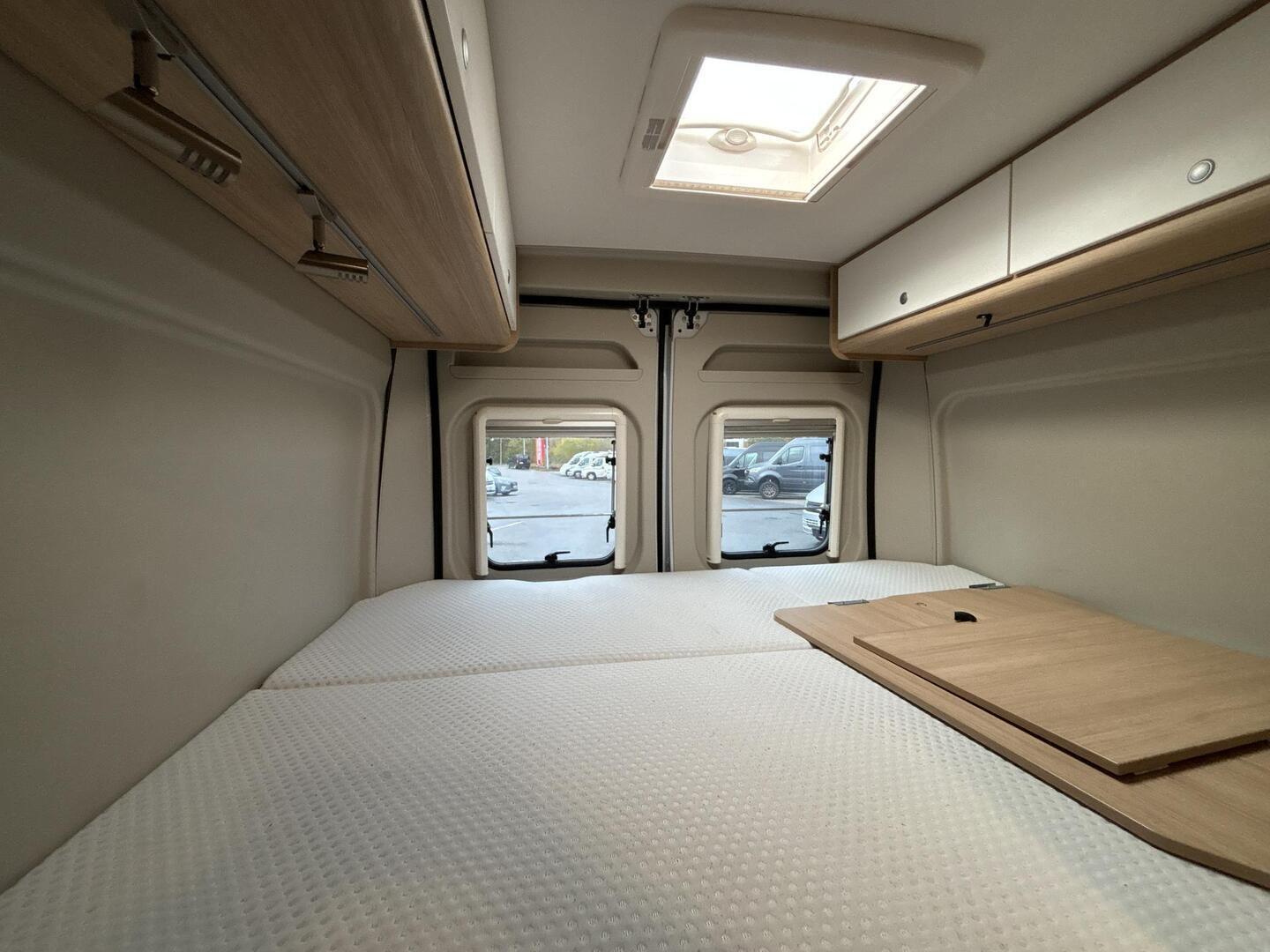 ROADCAR VAN R 600 2020