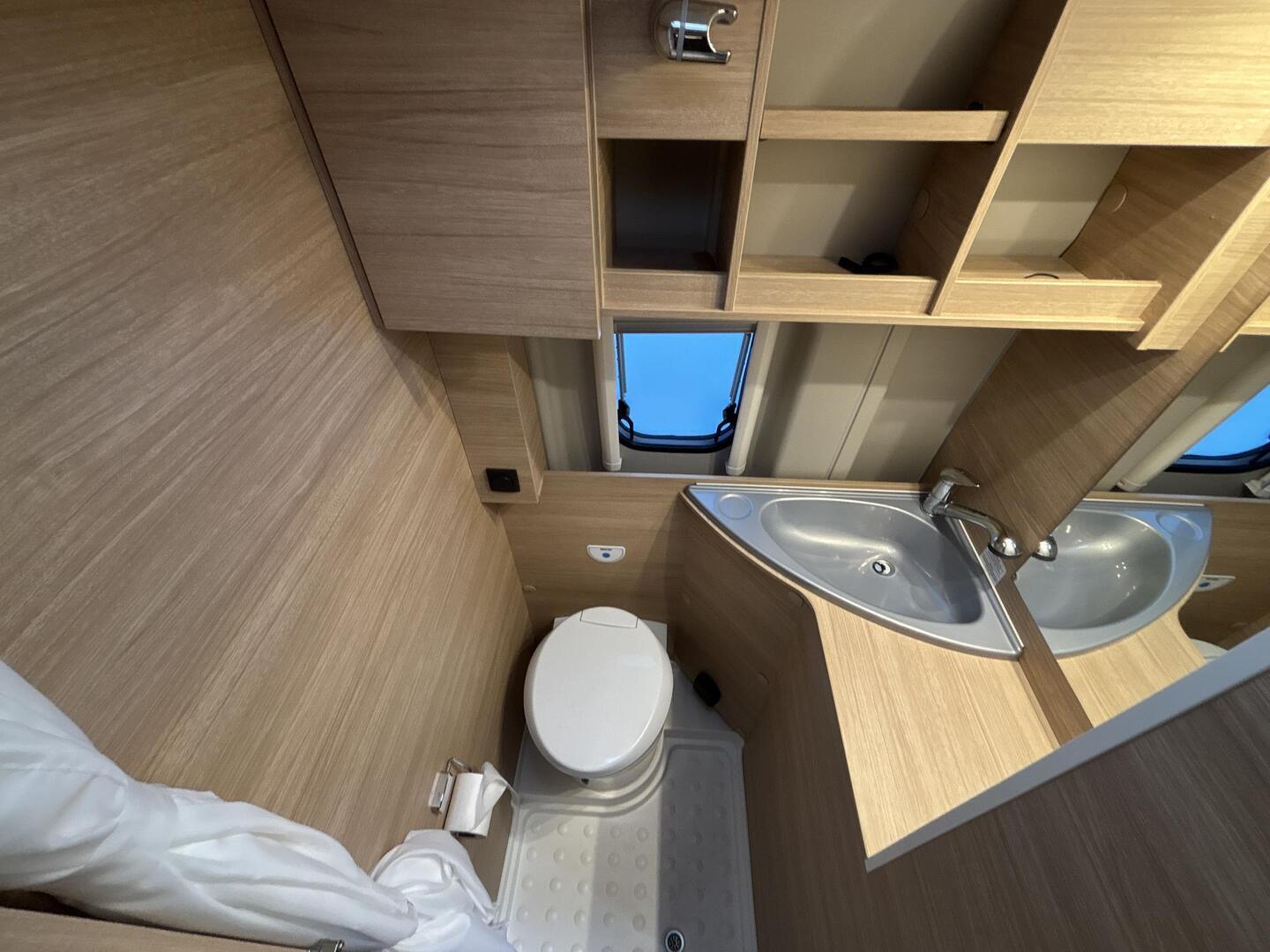 ROADCAR VAN R 600 2020