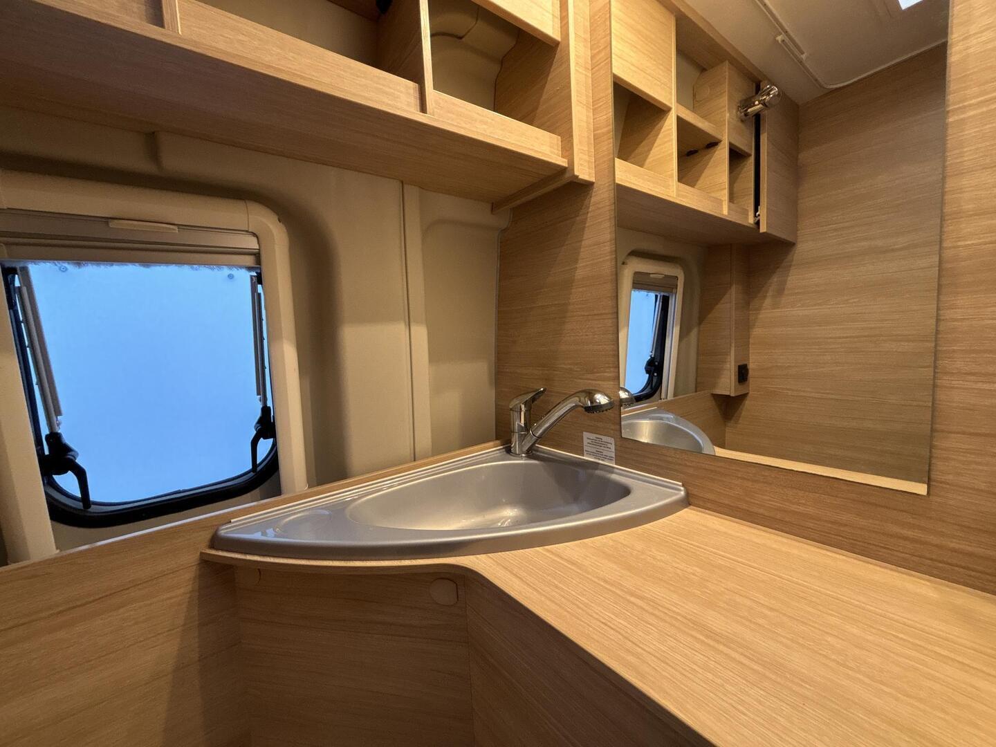 ROADCAR VAN R 600 2020