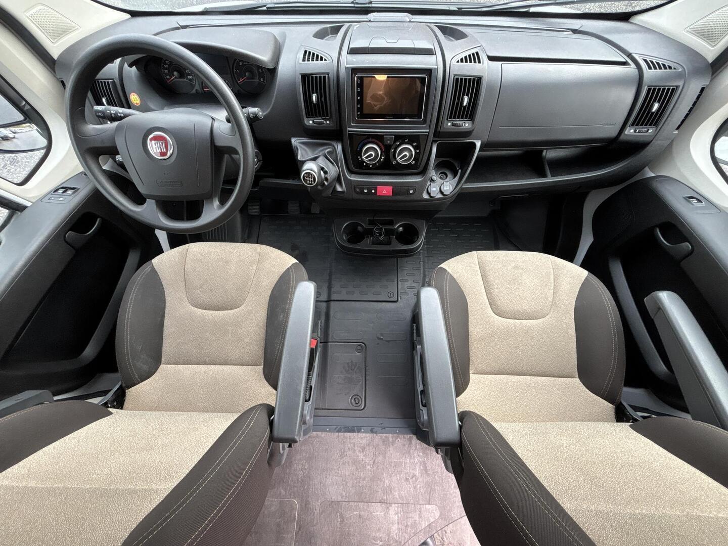 ROADCAR VAN R 600 2020