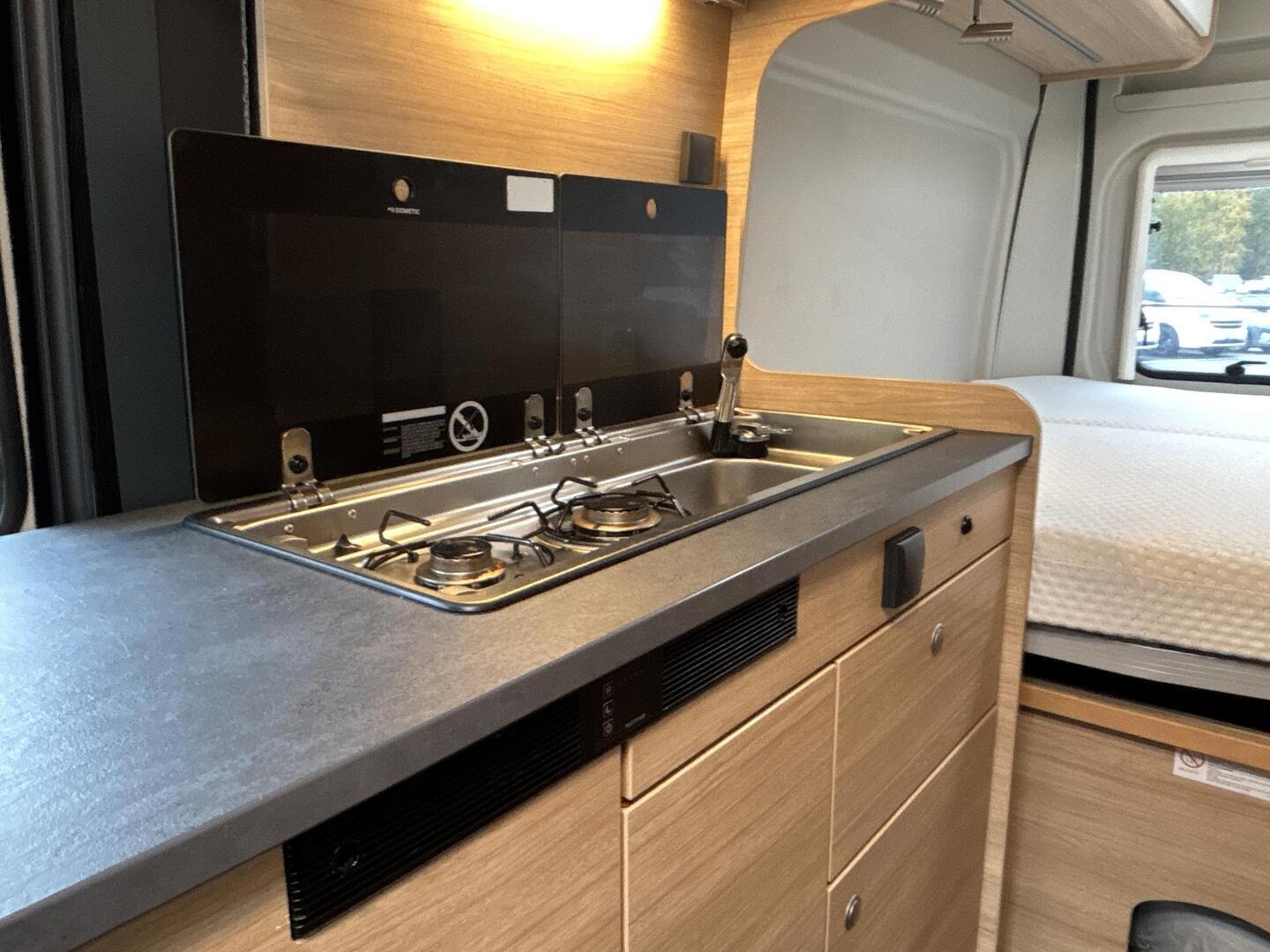 ROADCAR VAN R 600 2020