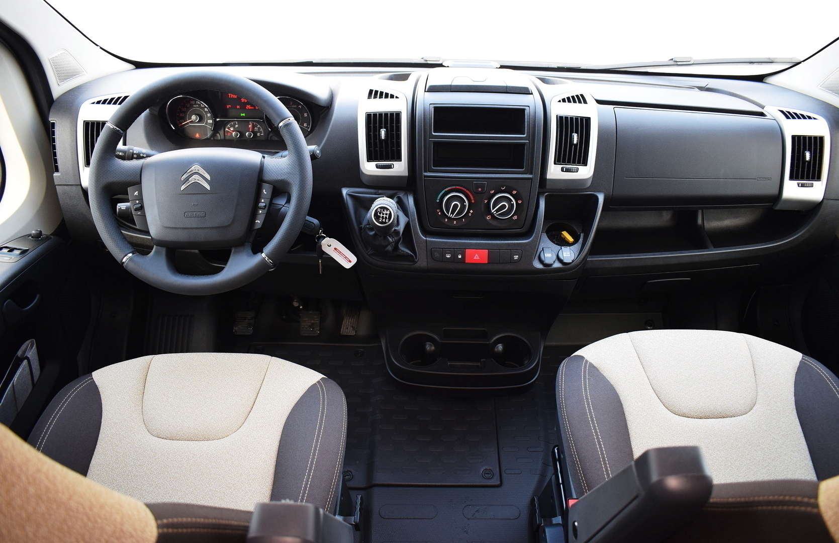 ROADCAR VAN R 601 2024