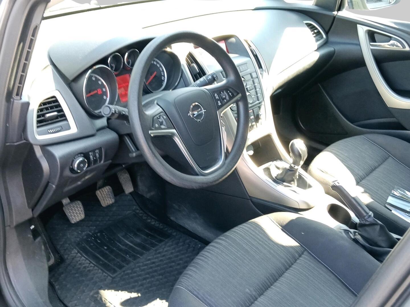 OPEL Astra 2011