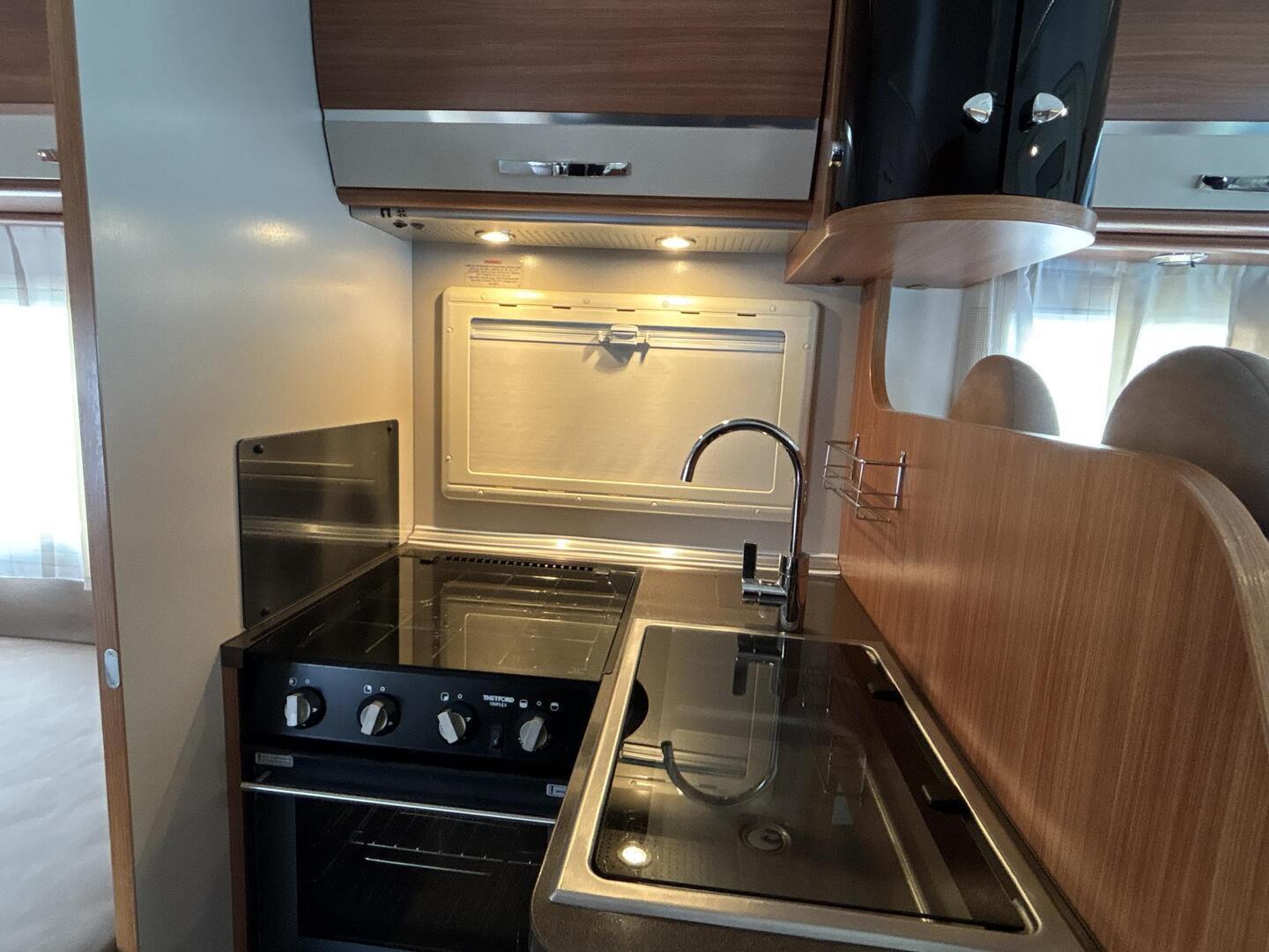 ADRIA CORAL S 670 SLT 2011