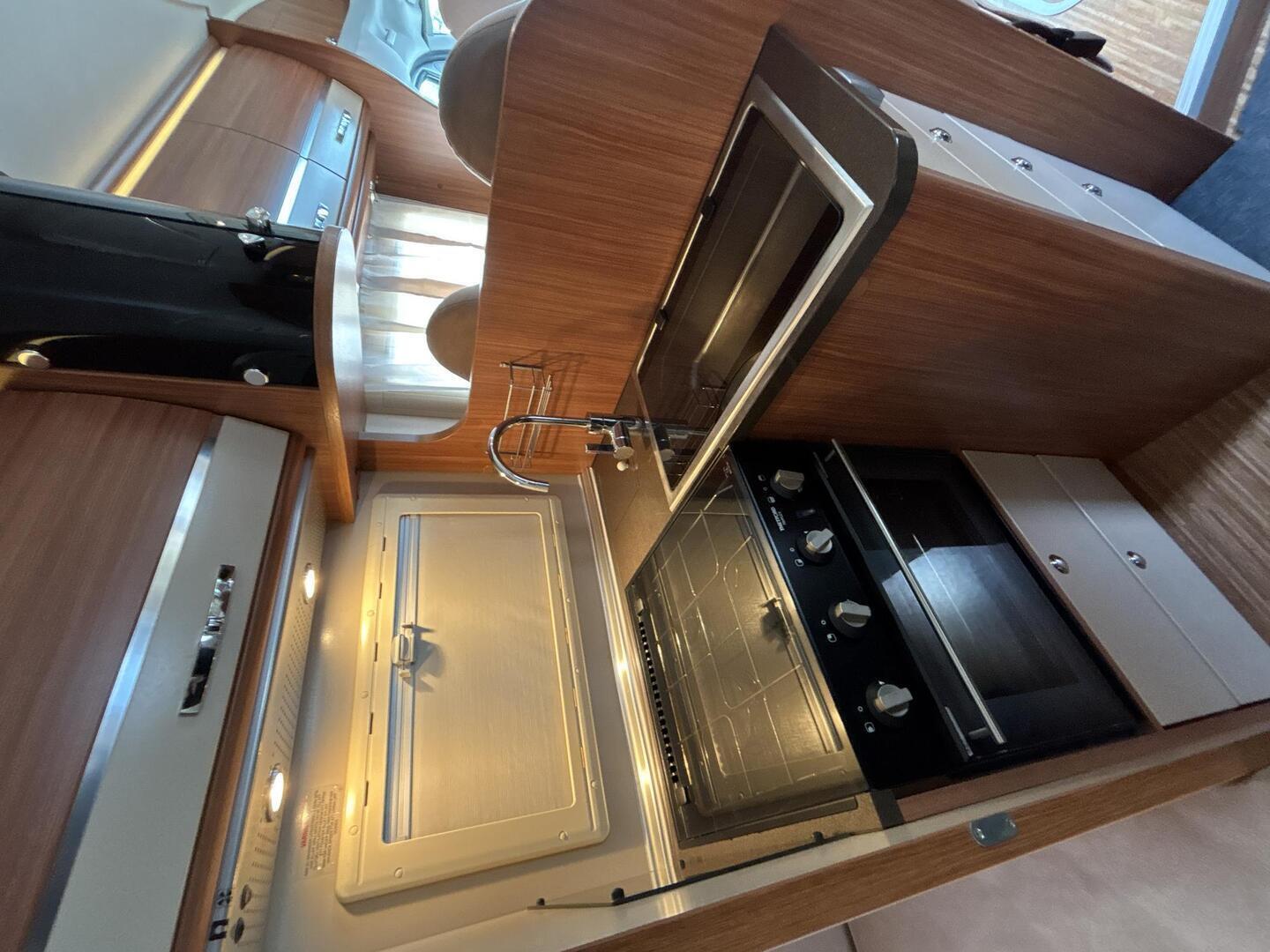 ADRIA CORAL S 670 SLT 2011