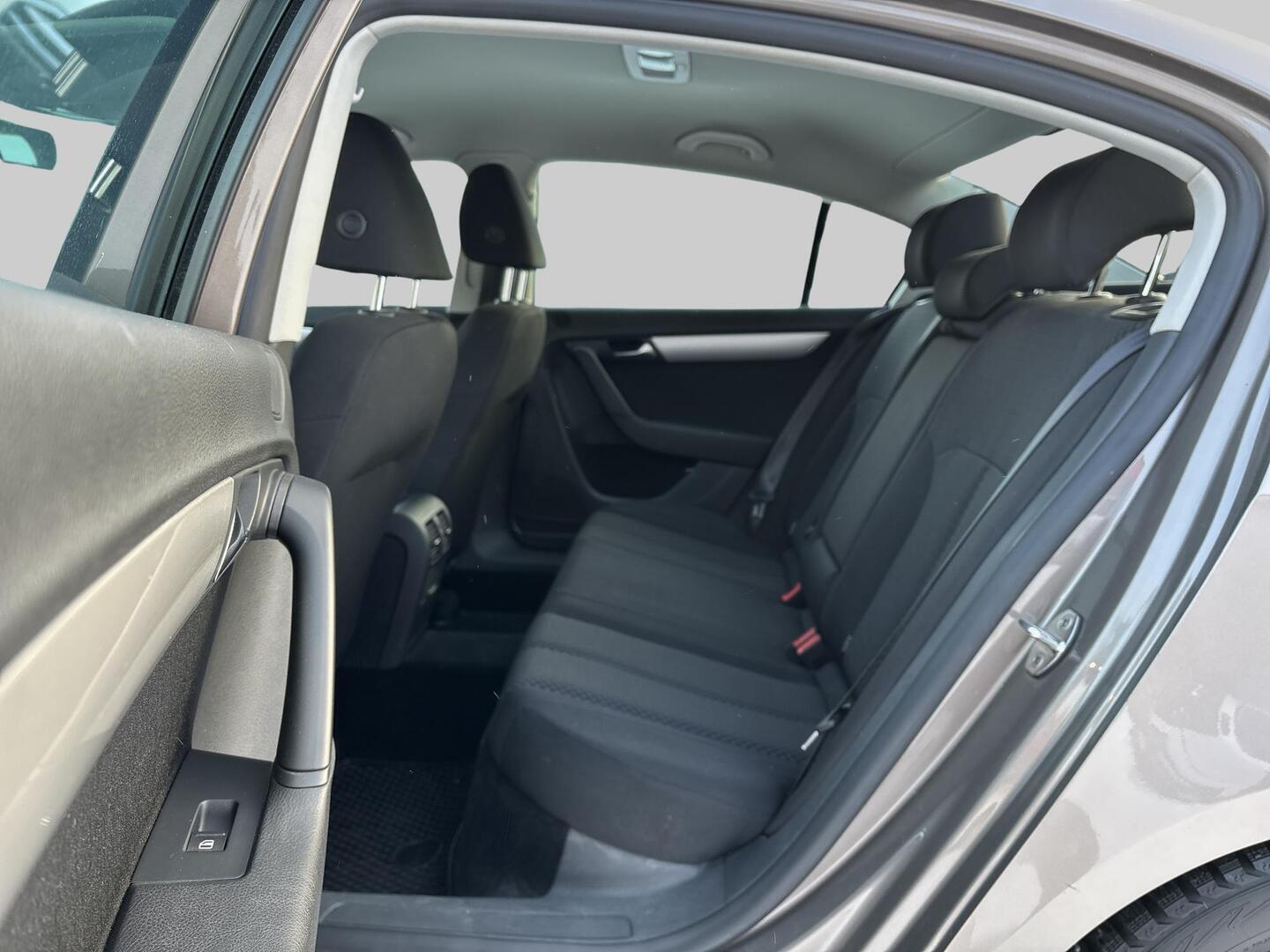 VOLKSWAGEN Passat 2012