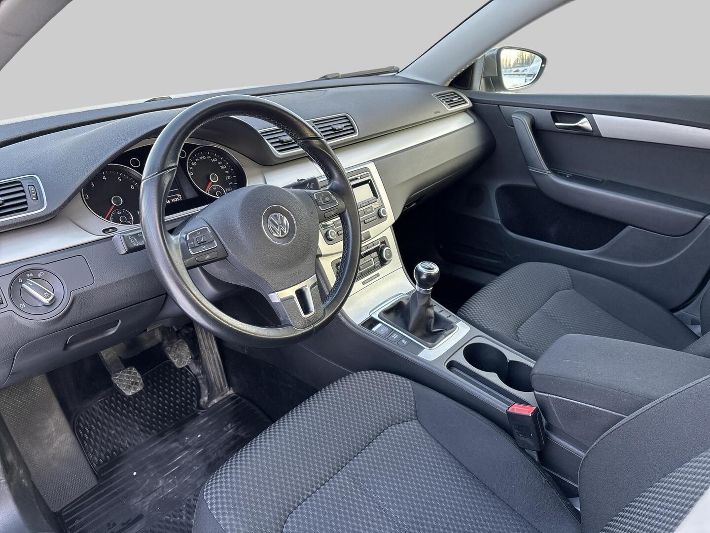 VOLKSWAGEN Passat 2012