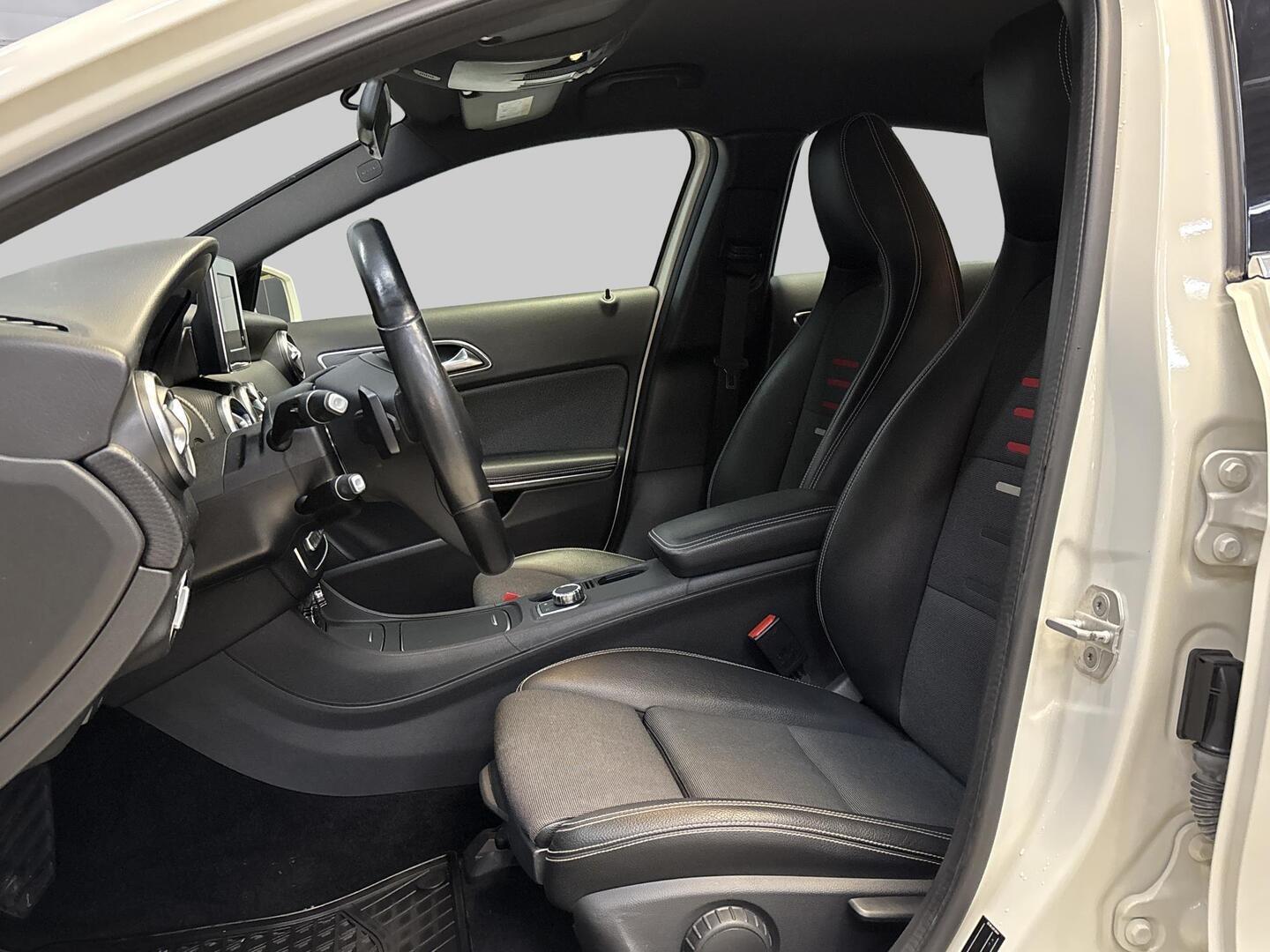 MERCEDES-BENZ A 2016