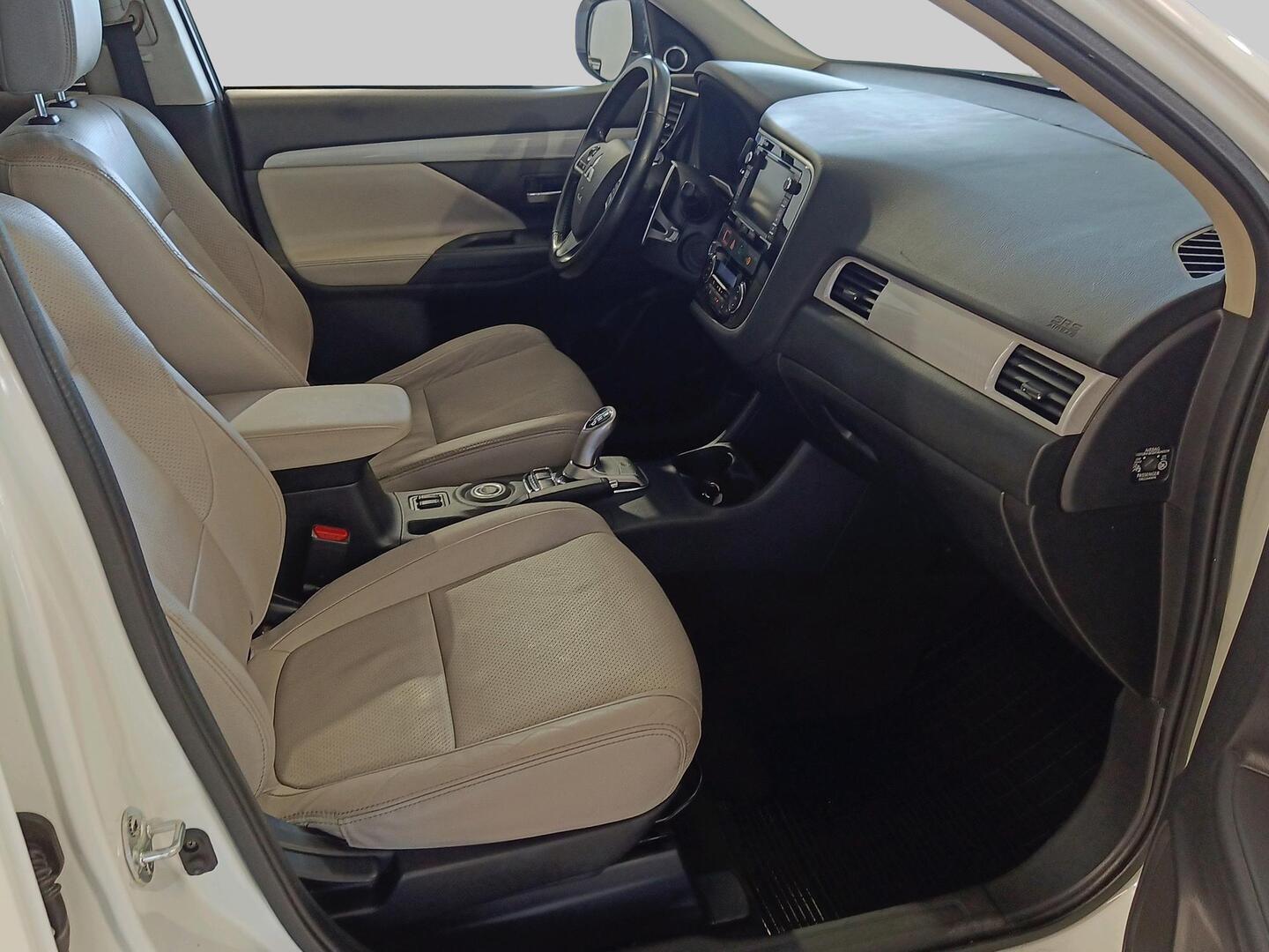 MITSUBISHI Outlander PHEV 2013