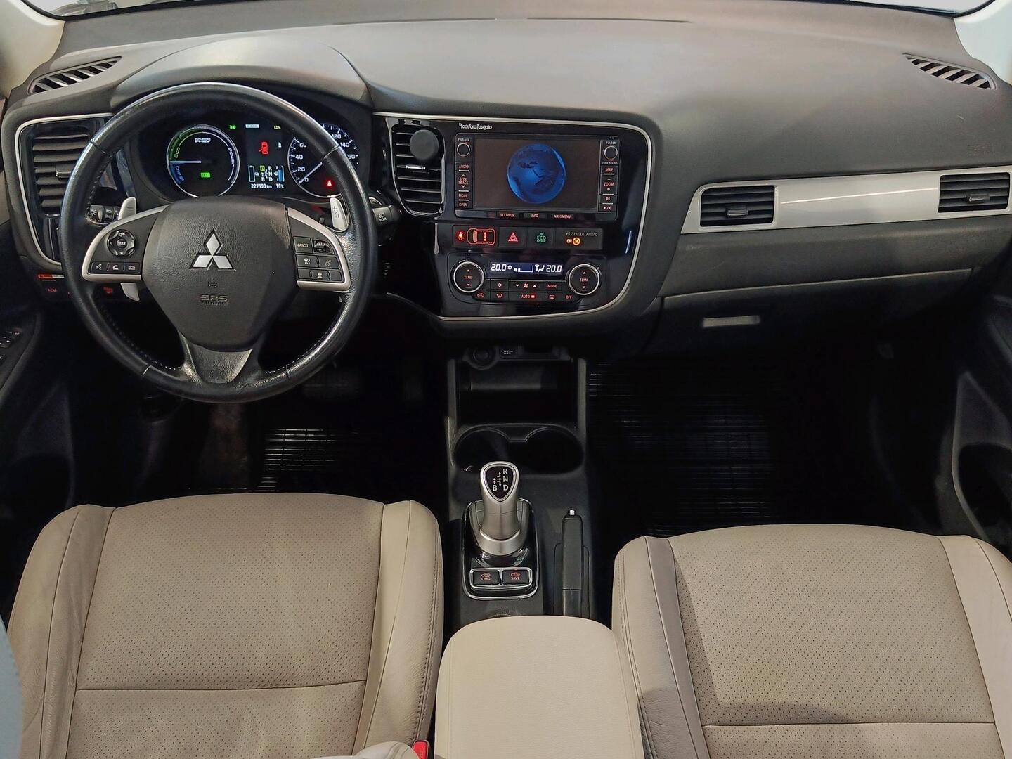 MITSUBISHI Outlander PHEV 2013