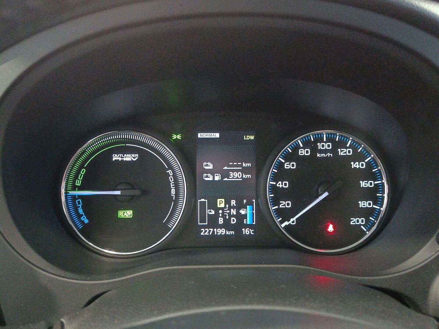 MITSUBISHI Outlander PHEV 2013